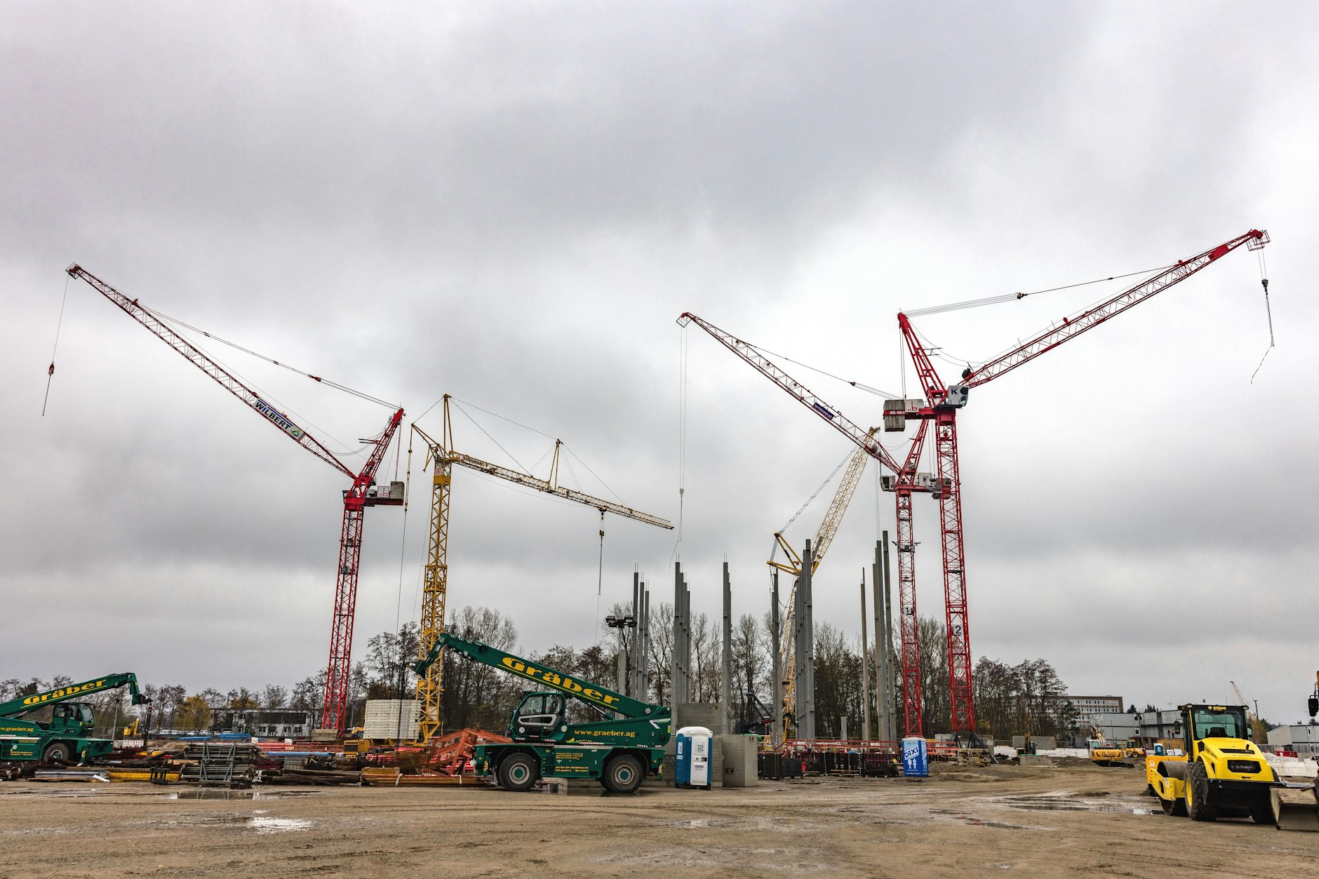 Es geht los: Kräne stehen auf der Baustelle für das neue Rechenzentrum von Schwarz Digits auf dem Gelände des ehemaligen Kraftwerks Lübbenau. Investition: elf Milliarden Euro