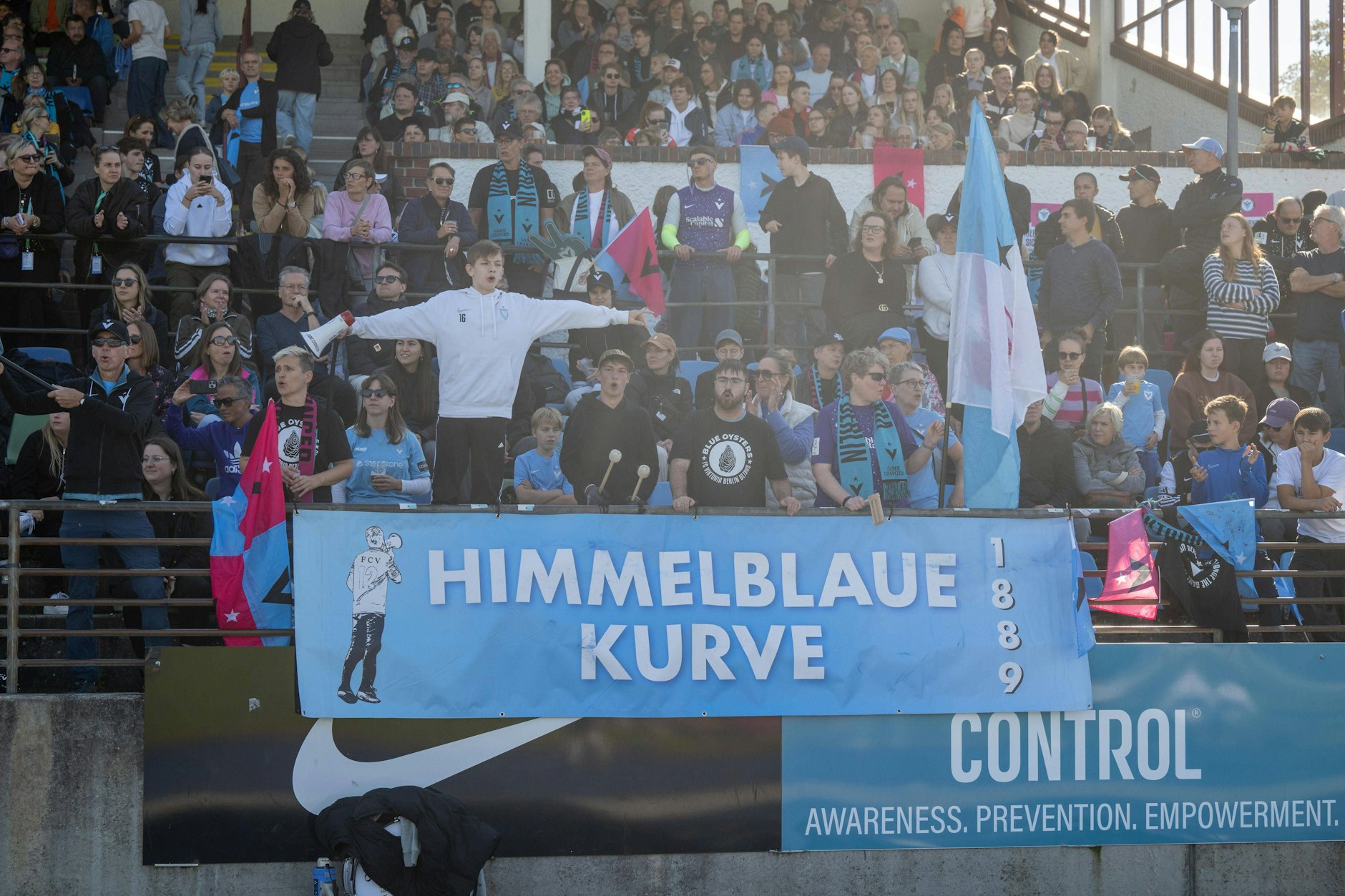 Fans von Viktoria im Stadion Lichterfelde. In der Bundesliga soll es in ein größeres Stadion gehen.