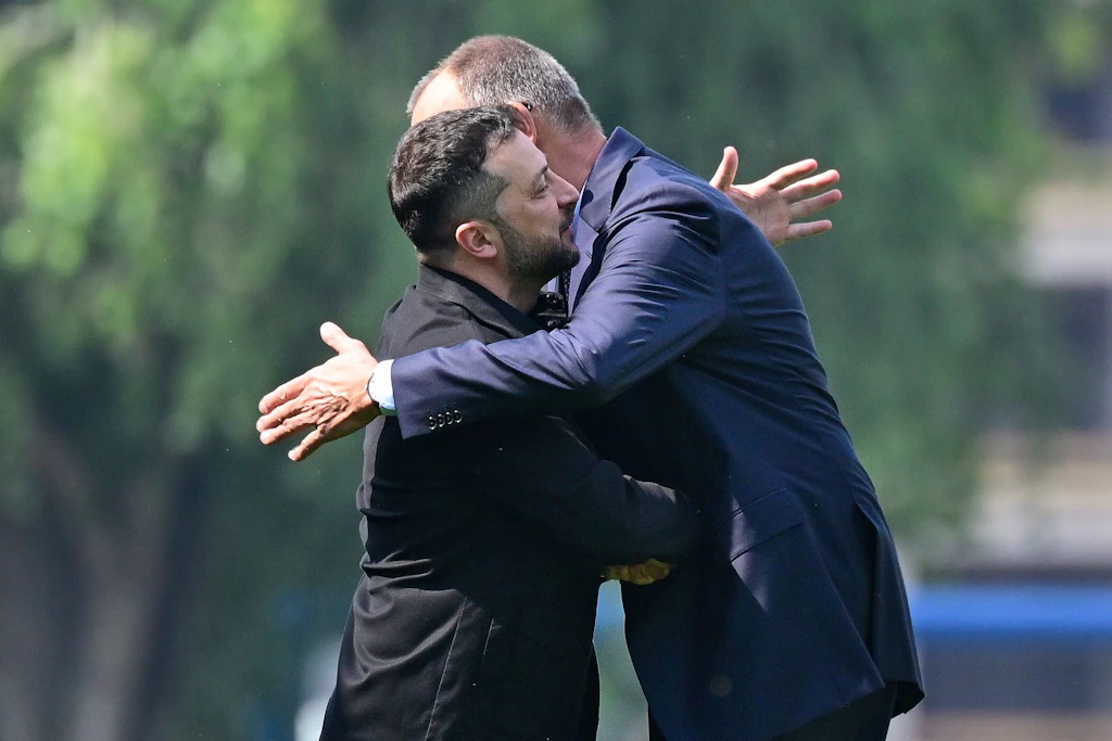 Bundeskanzler Friedrich Merz (r.) begrüßt Wolodymyr Selenskyj, den Präsidenten der Ukraine, bei dessen Ankunft im Garten des Bundeskanzleramtes in Berlin.
