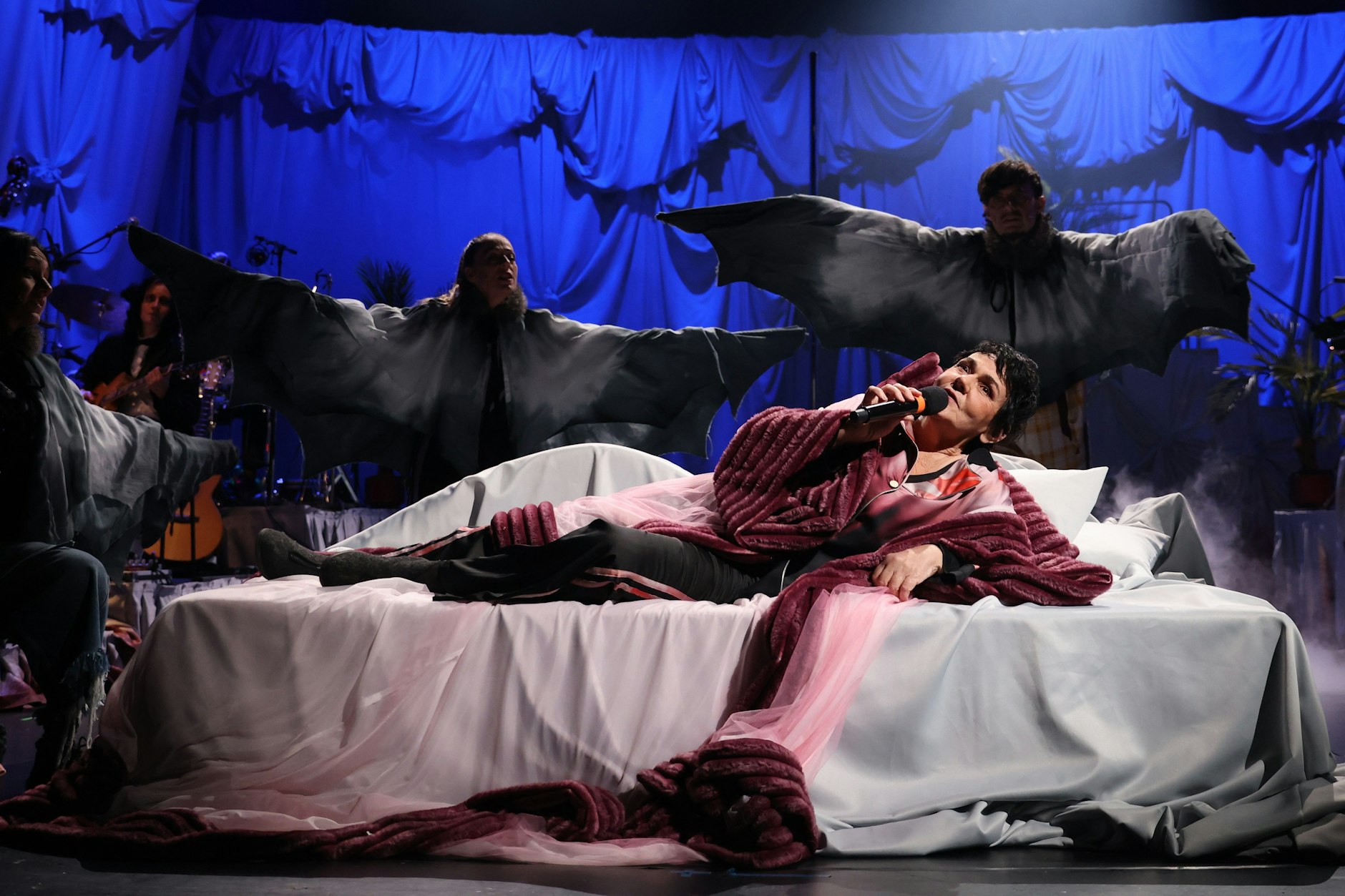 Christiane Rösinger lebt nicht nur, sondern sie singt auch im Liegen.