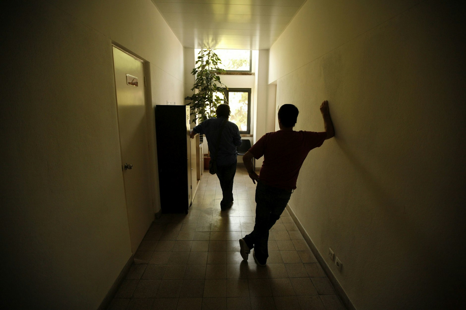 Patienten warten in einer Suchtklinik in Lissabon auf einen Bluttest.