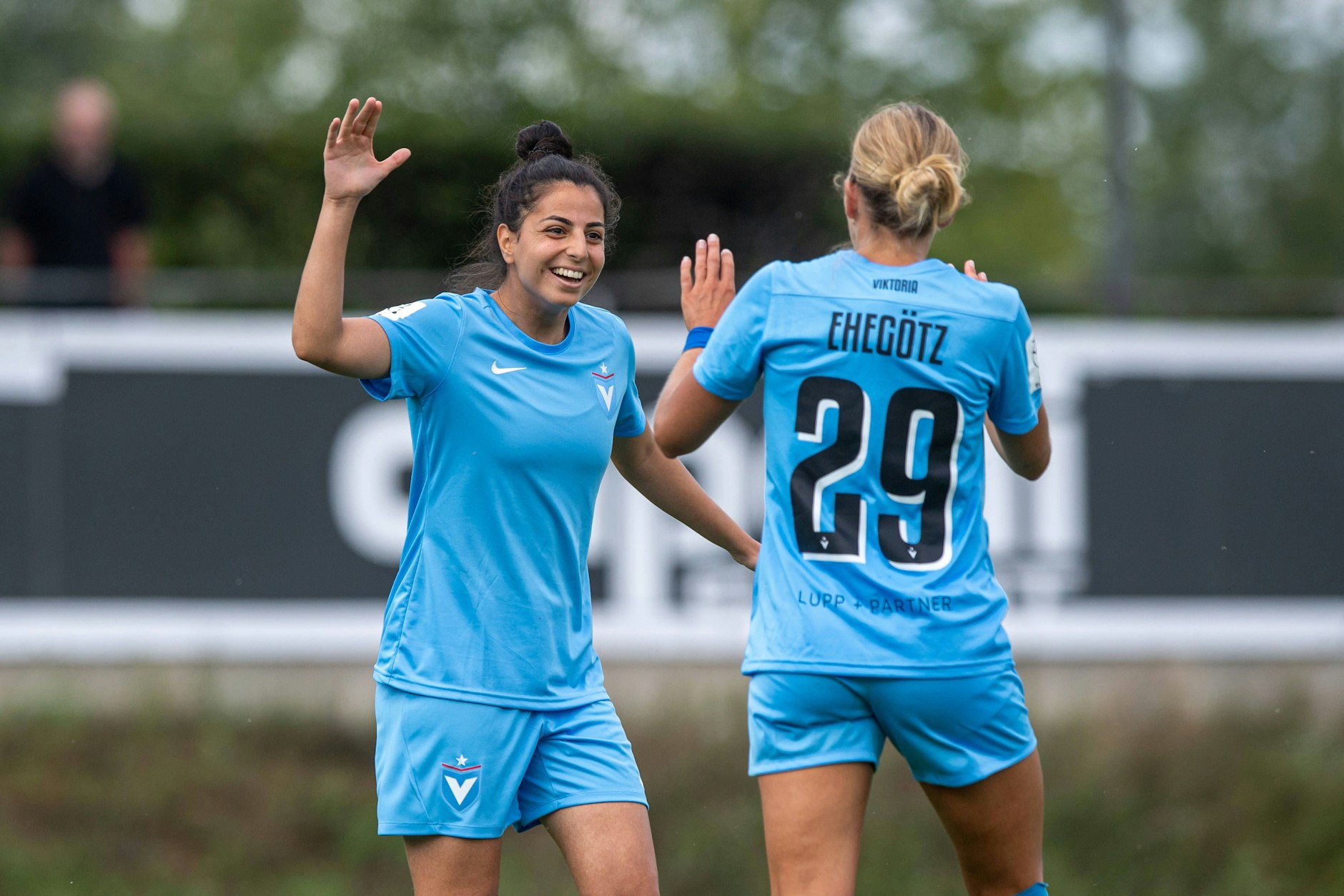 Nina Ehegötz (r.) gehört zu den bekanntesten Spielerinnen bei Viktoria. Derzeit steht das Team auf Platz 6 in der 2. Liga. Links: Sarah Abu.