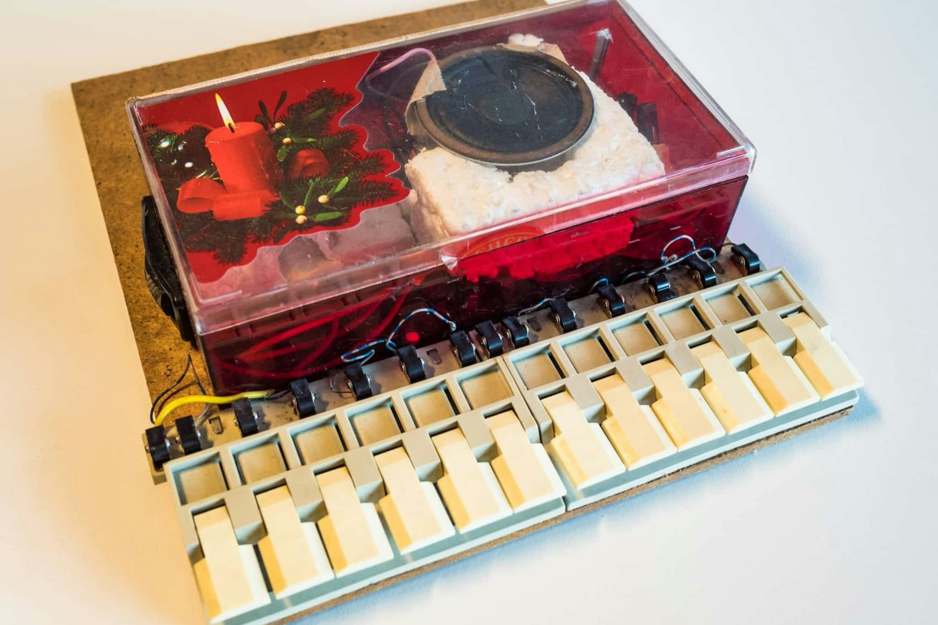 Eine Orgel selbst gebaut - in einer Mon Chérie-Packung aus dem Westpaket.