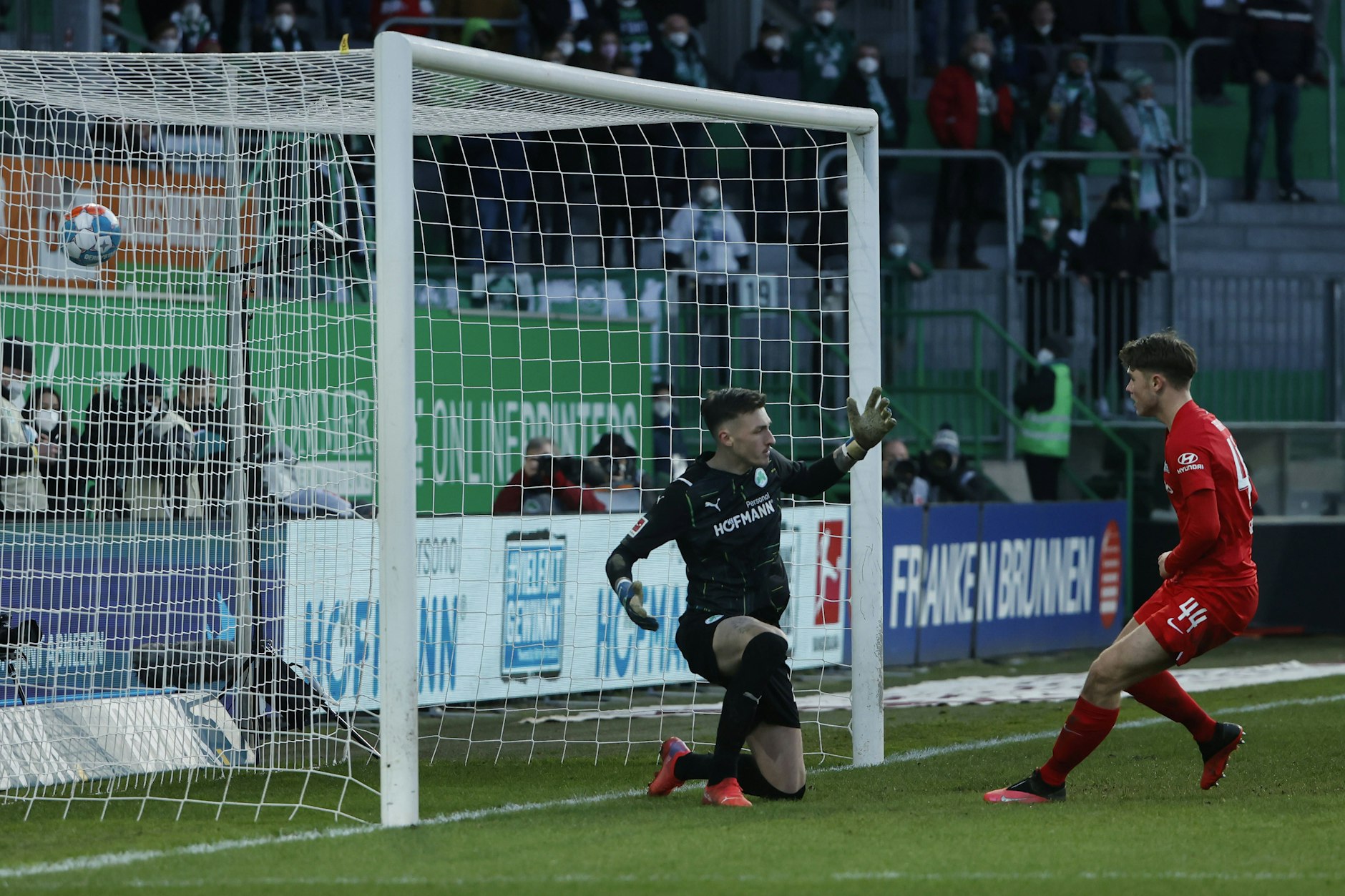 Kopfball und drin! Linus Gechter machte im Februar 2022 sein erstes Profi-Tor für Hertha BSC beim 1:2 in Fürth.