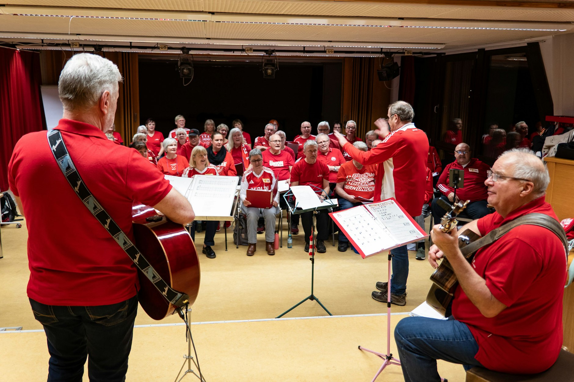 FCU Oldies-Chor bei ihrer letzten Probe vor ihrem Auftritt auf dem Weihnachtsmarkt in Köpenick.