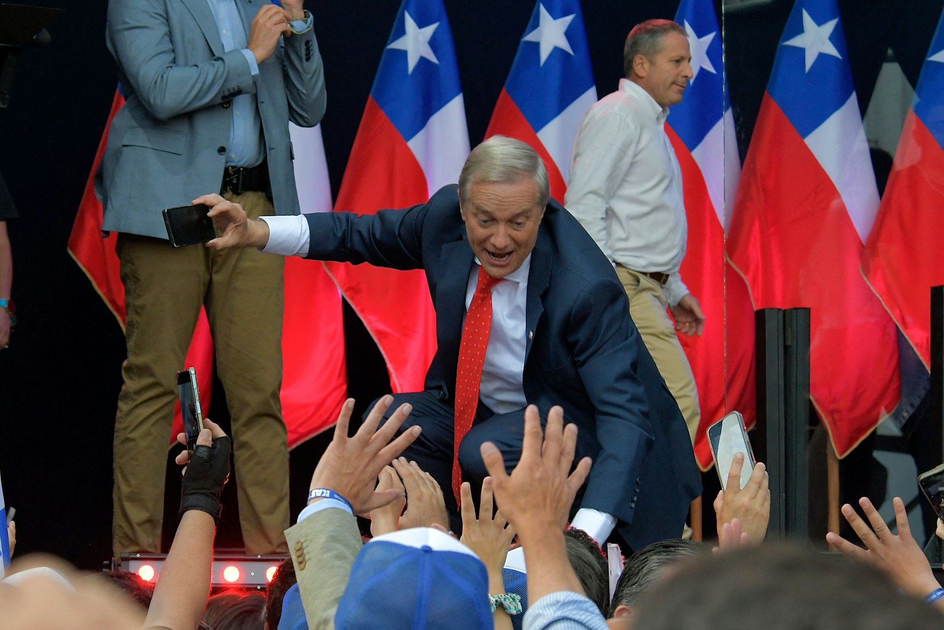 In Chile wird gewählt. Der rechte Kandidat José Kast geht als Favorit ins Rennen.