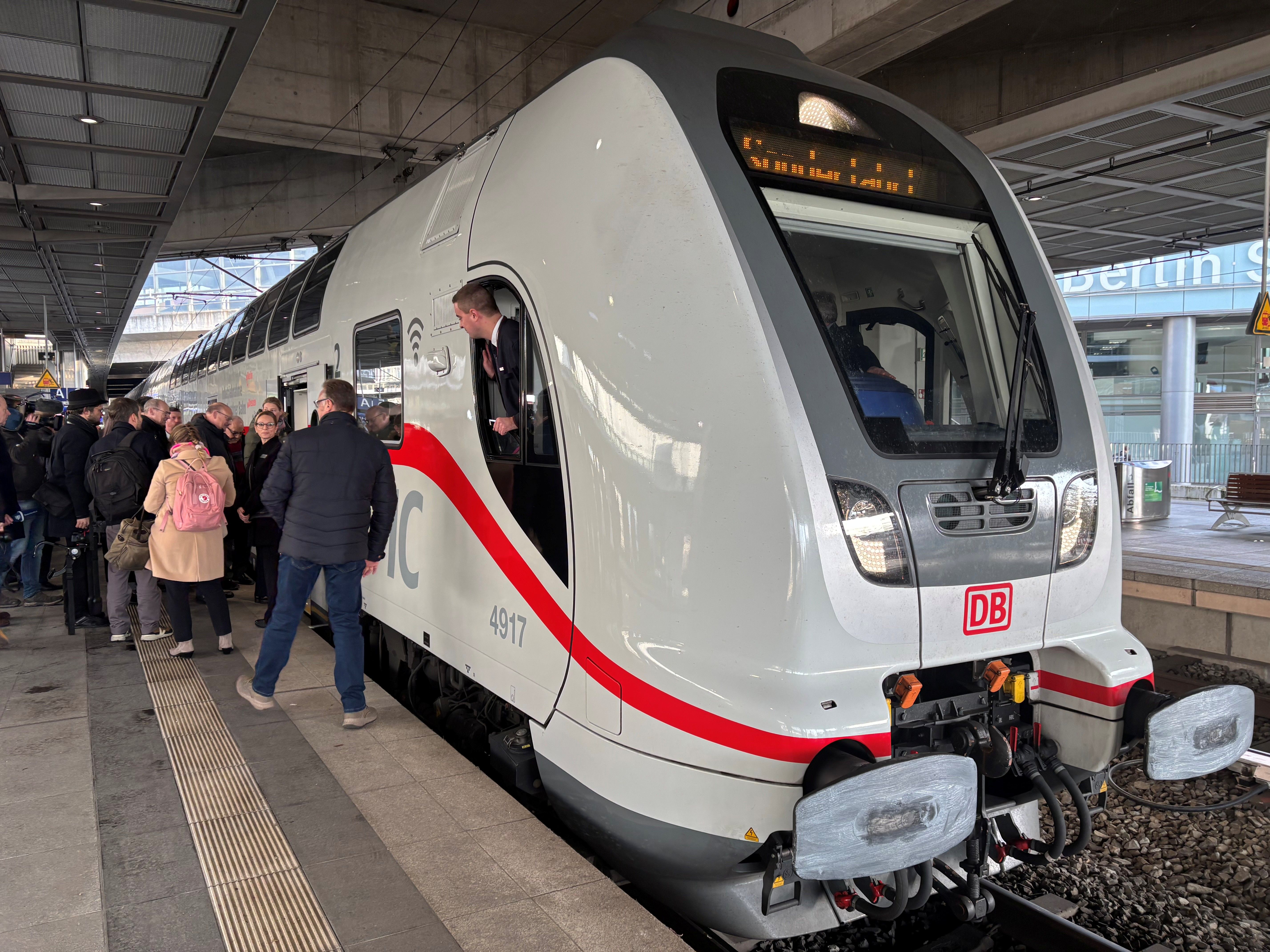 Vom Problemfall zur Paradefahrt: Die Dresdner Bahn nimmt endlich den Betrieb auf