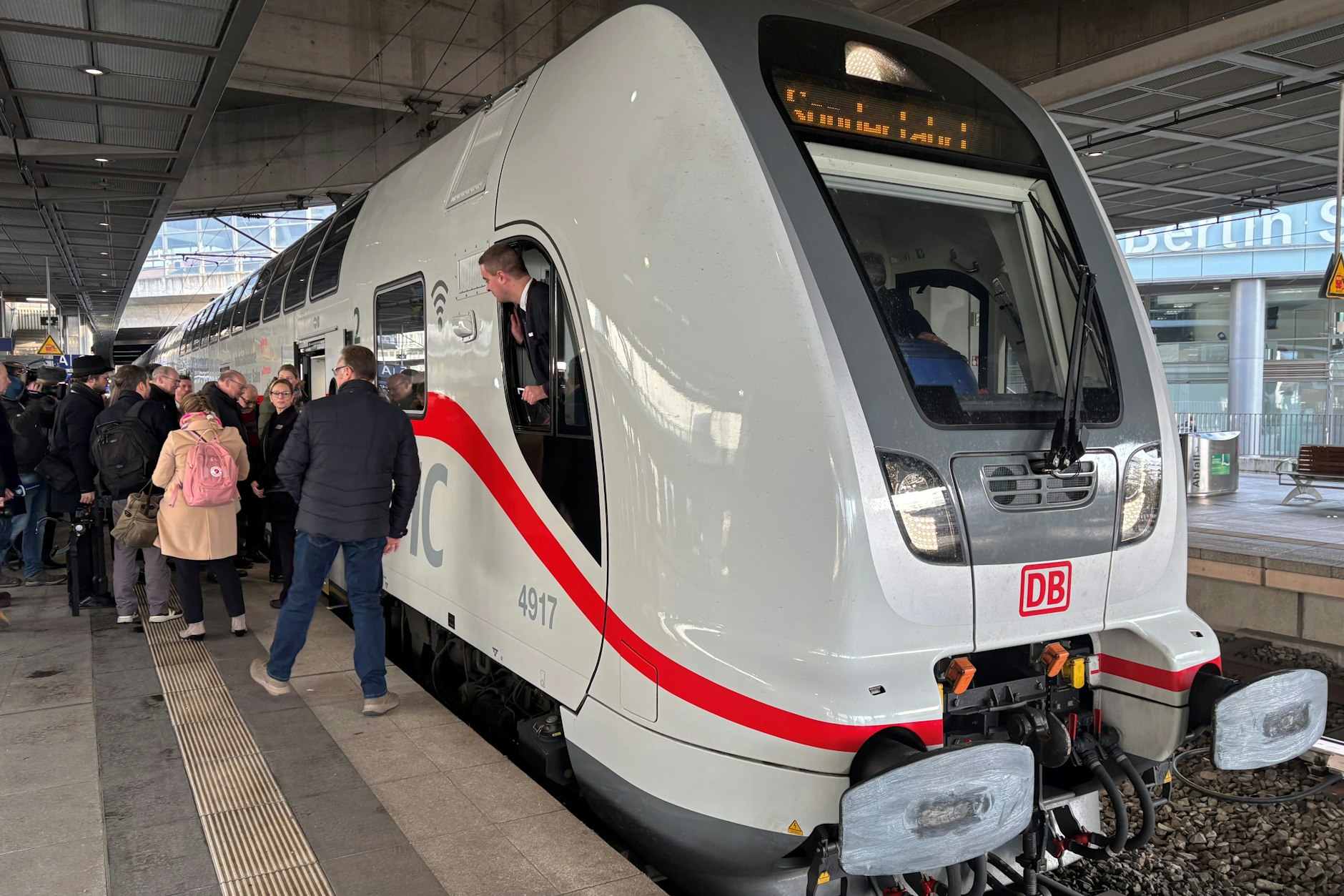 13 Minuten vom Bahnhof Berlin-Südkreuz zum Flughafen BER: Dieser Sonderzug, ein Intercity von Alstom, brachte am Donnerstag geladene Gäste zur Feier.
