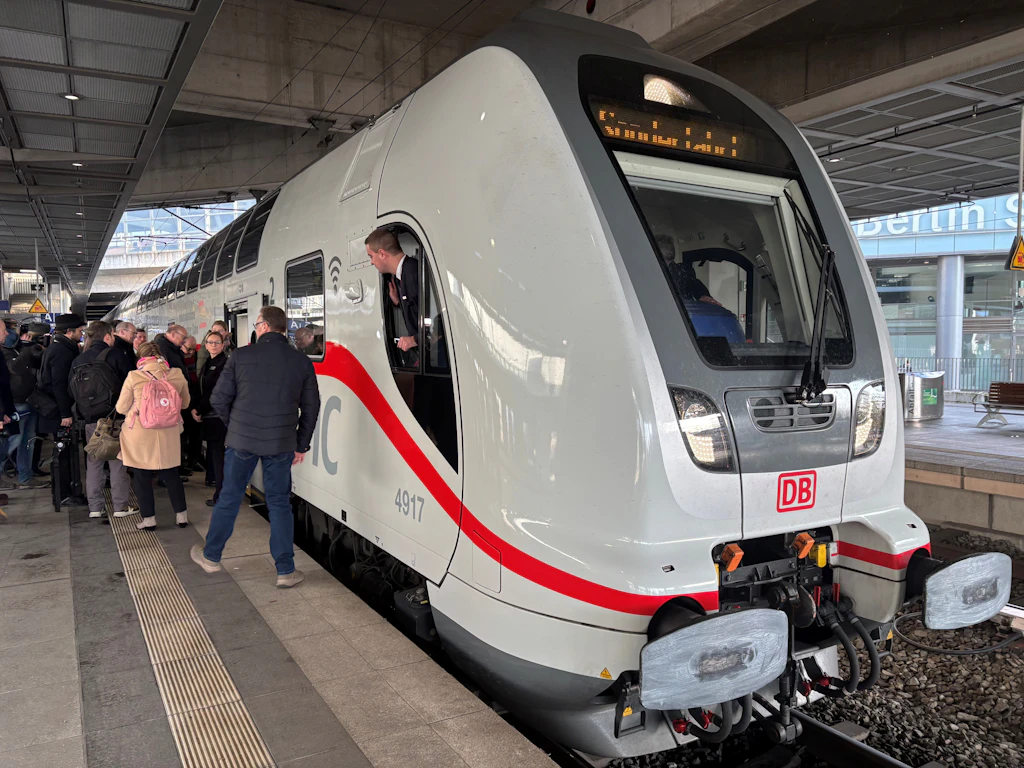 Vom Problemfall zur Paradefahrt: Die Dresdner Bahn nimmt endlich den Betrieb auf