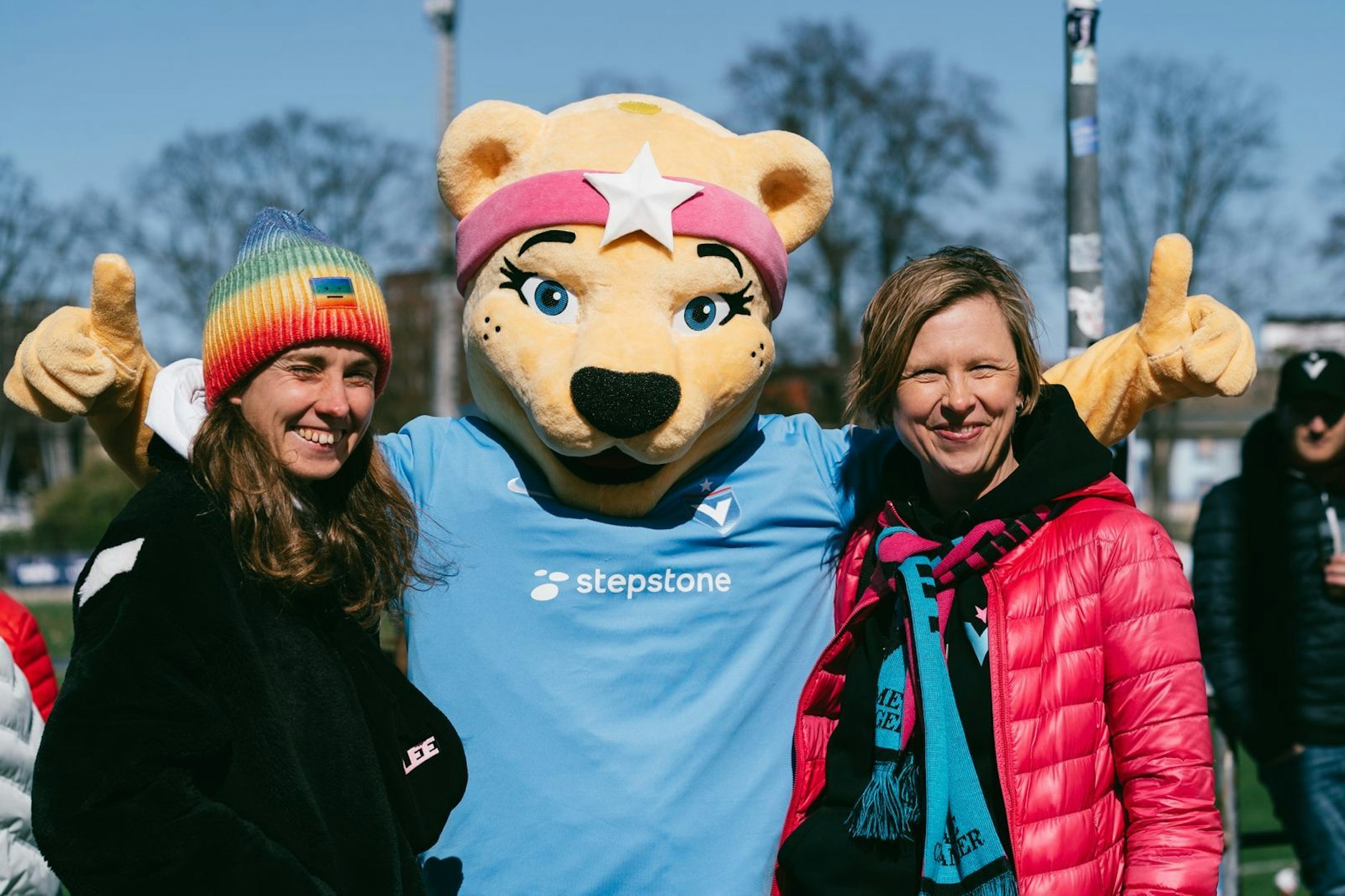 Tanja Wielgoß (r.) arbeitet für die Beratungsfirma Stella Circle. Fußball ist ihr großes Hobby. Links: Mitgründerin Lisa Währer. In der Mitte: Maskottchen Viki.