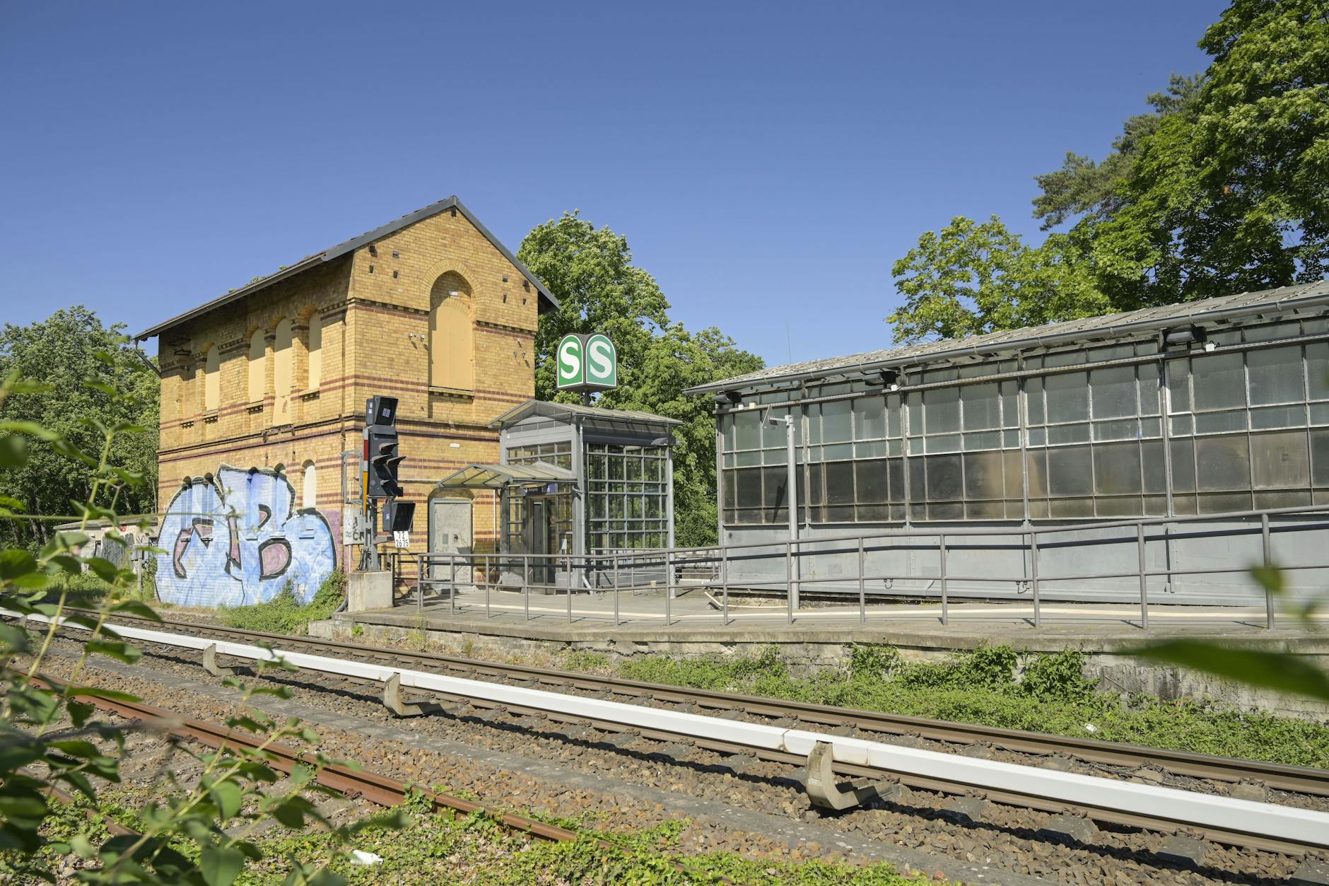 Der S-Bahnhof Schlachtensee in Zehlendorf. Die Signalmasten sind direkt am Gleis.