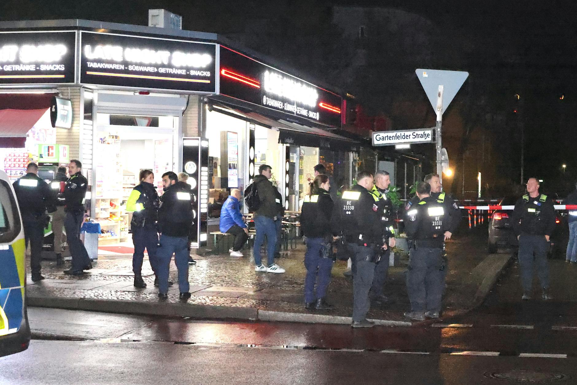 Gegen 0.30 Uhr wurden vor einem Späti in der Gartenfelder Straße in Berlin-Spandau Schüsse gemeldet.