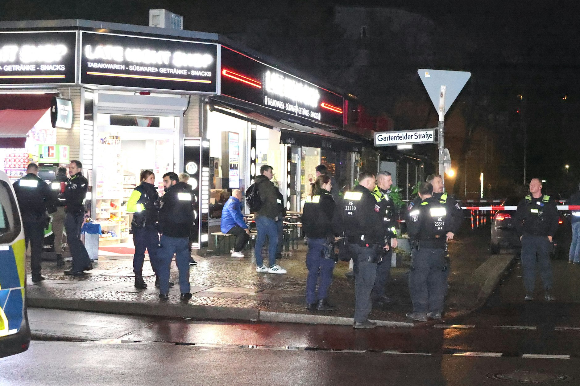 Gegen 0.30 Uhr wurden vor einem Späti in der Gartenfelder Straße in Berlin-Spandau Schüsse gemeldet.