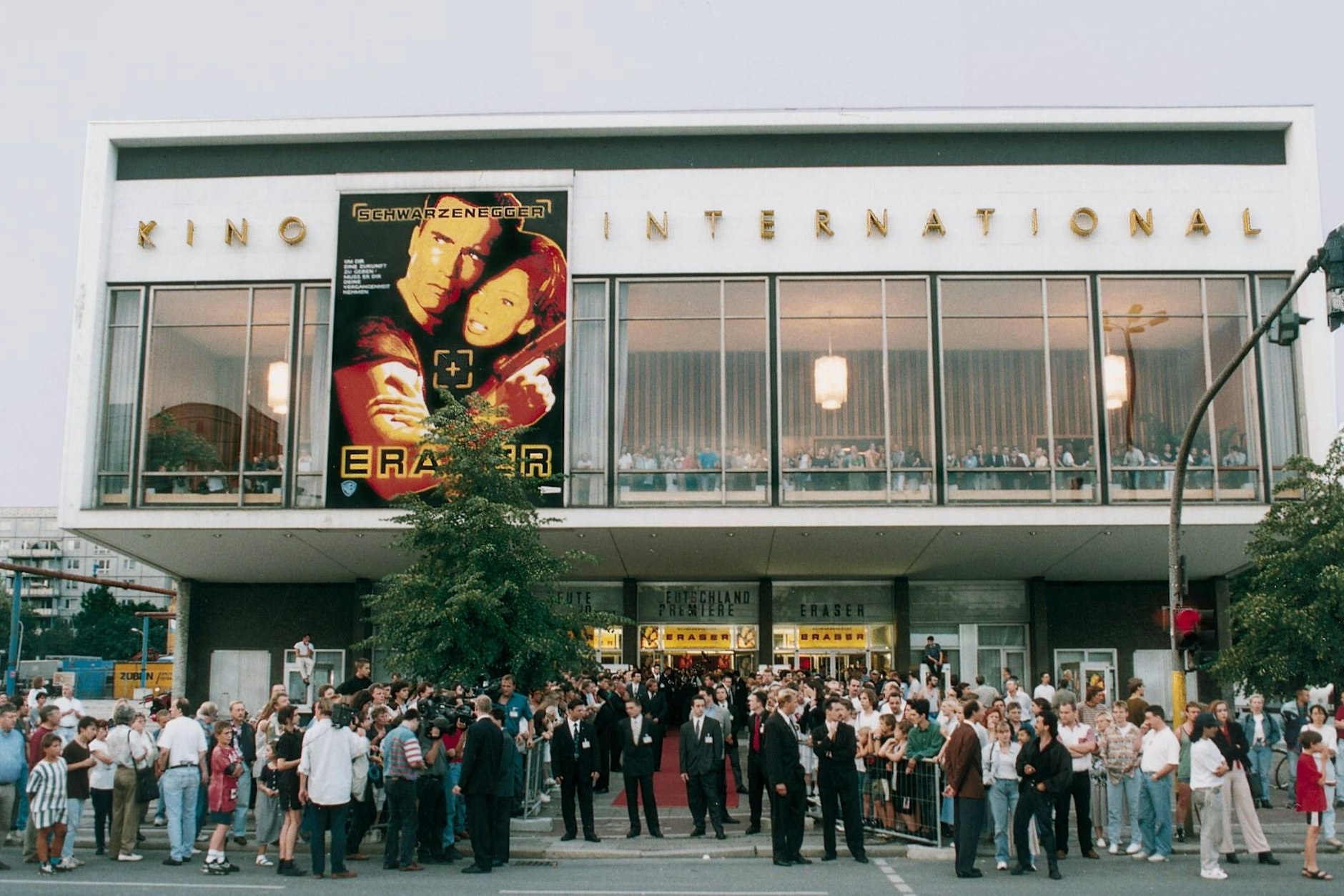 Außenansicht des Kino International im Jahr 1997 – das berühmte Premierenhaus der DDR an der Karl-Marx-Allee.