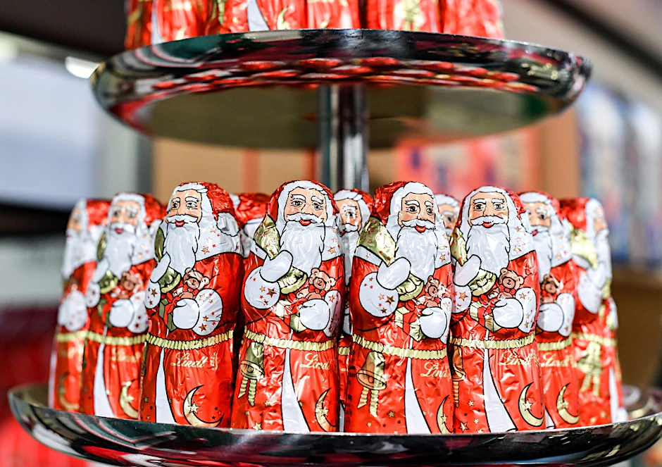 Die Schoko-Weihnachtsmänner von Lindt sollen nicht bei Discountern verkauft werden.