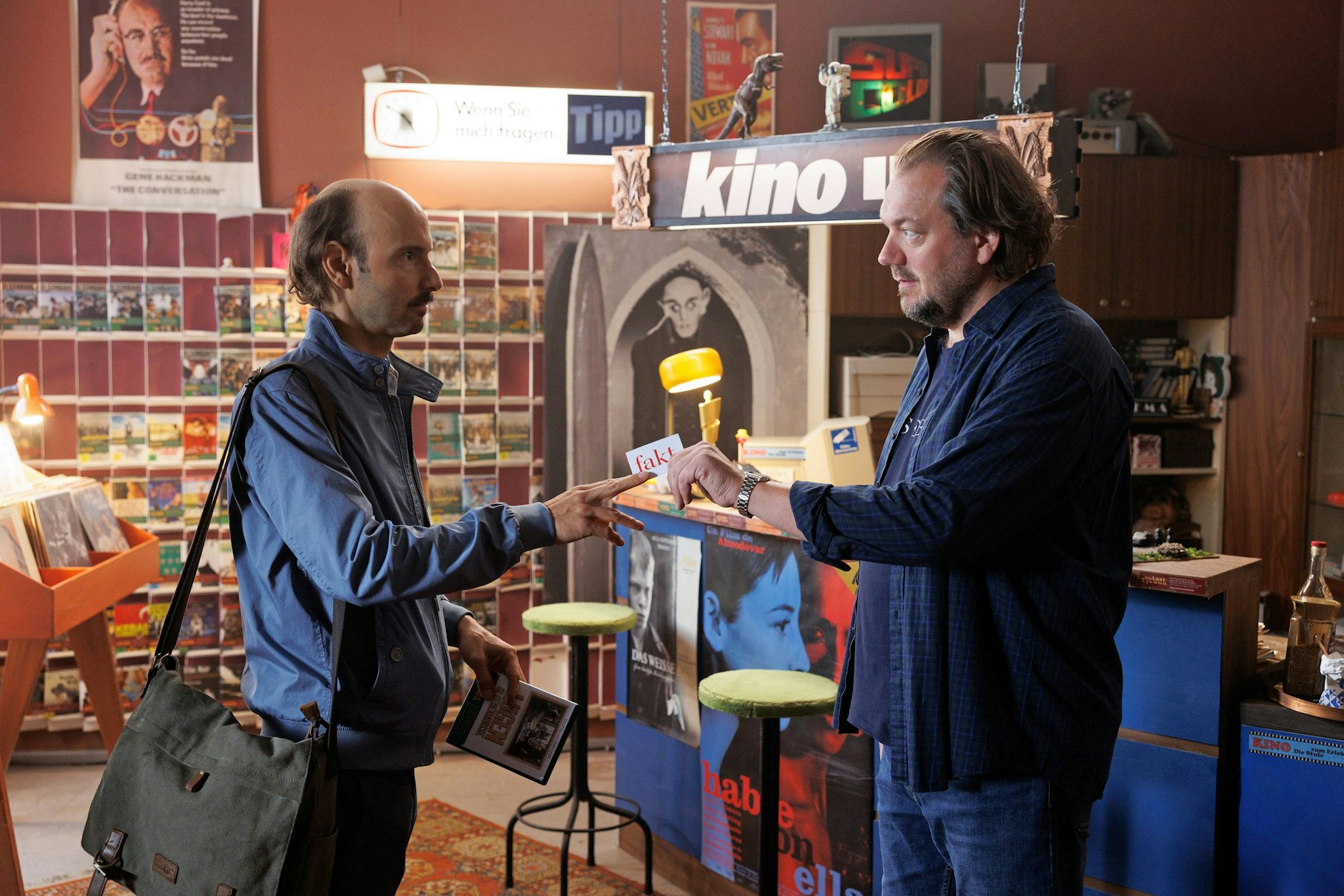 Charly Hübner als Micha Hartung und Leon Ullrich als Alexander Landmann in dem Film „Der Held vom Bahnhof Friedrichstrasse“.