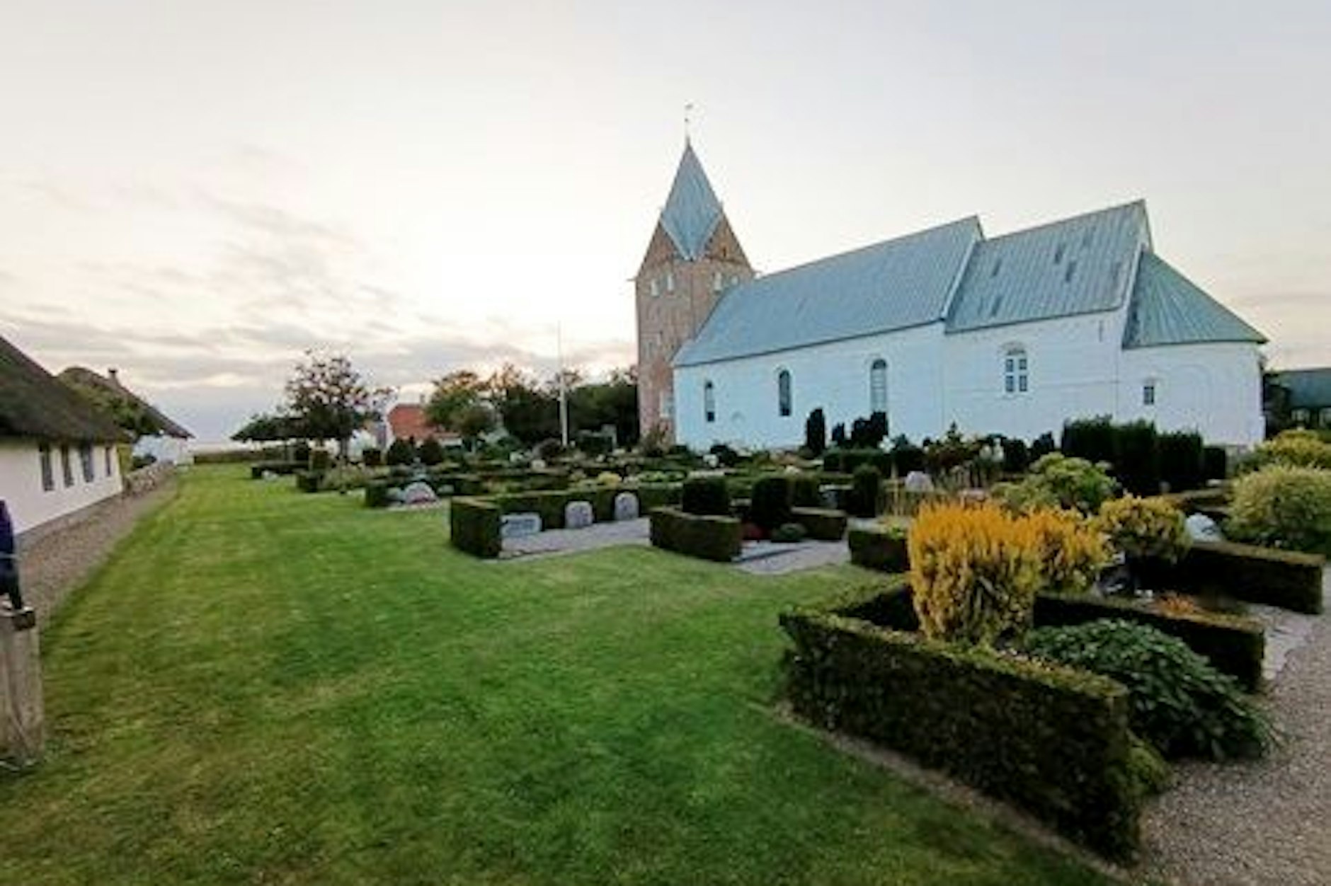 Der wunderschöne Kirchgarten der „Kirke Ballum“ in Südjütland, Dänemark.