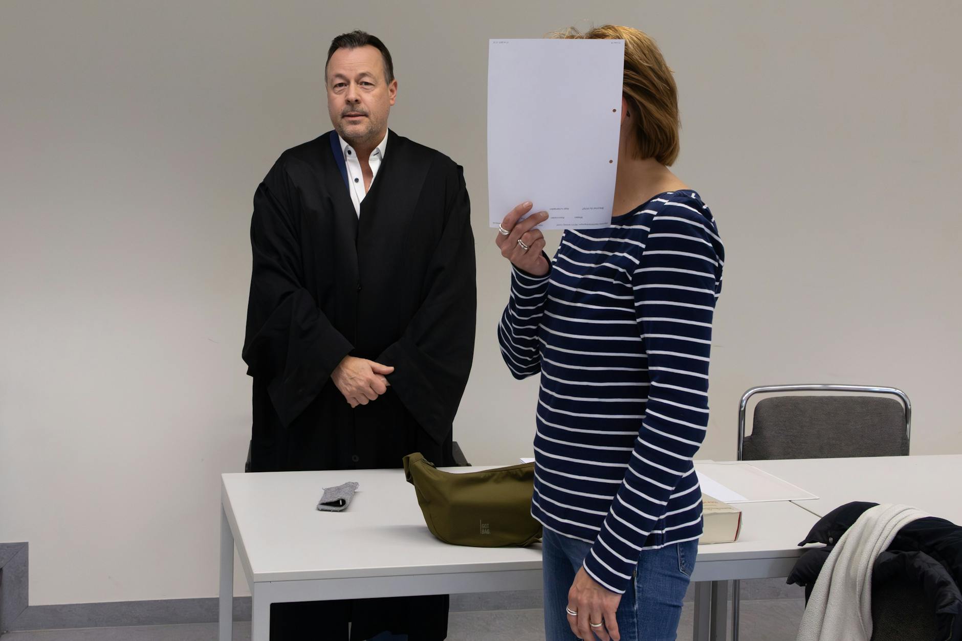 Die Angeklagte mit ihrem Verteidiger.