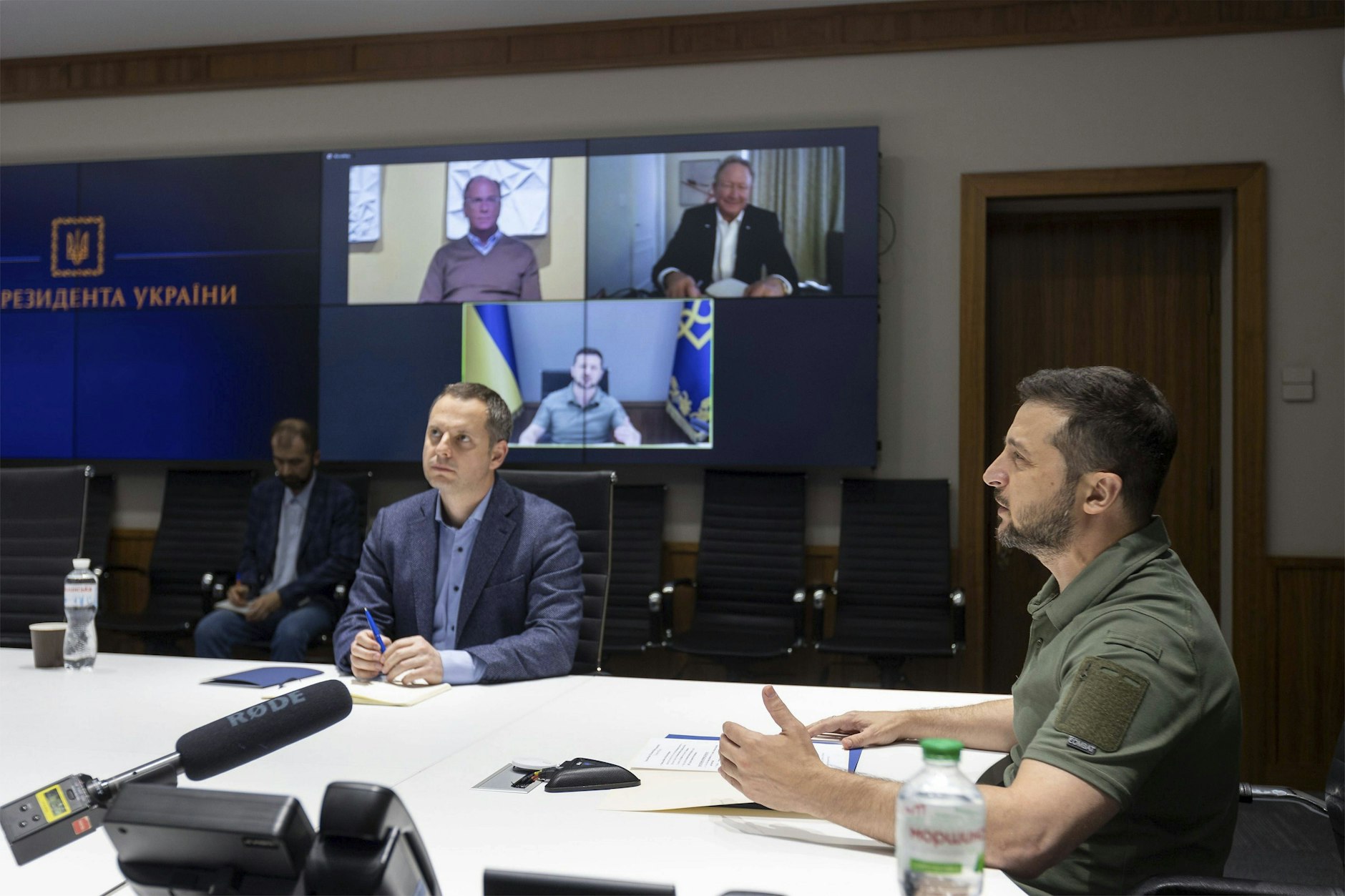 Präsident Selenskyj im vertrauten Gespräch mit dem Blackrock-Chef Larry Fink.