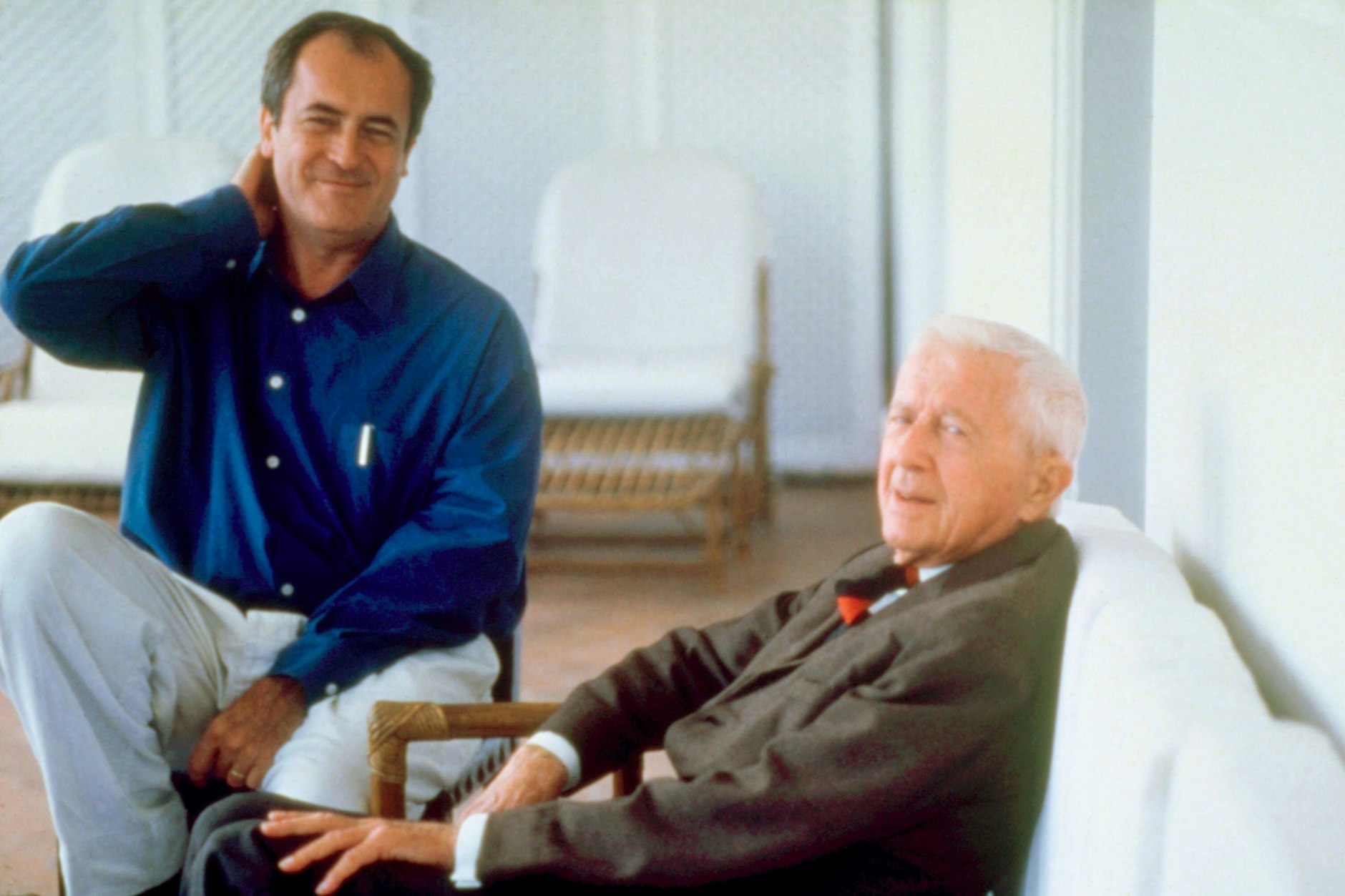 Regisseur Bernardo Bertolucci (l.) und Paul Bowles am Set von „Der Himmel über der Wüste“