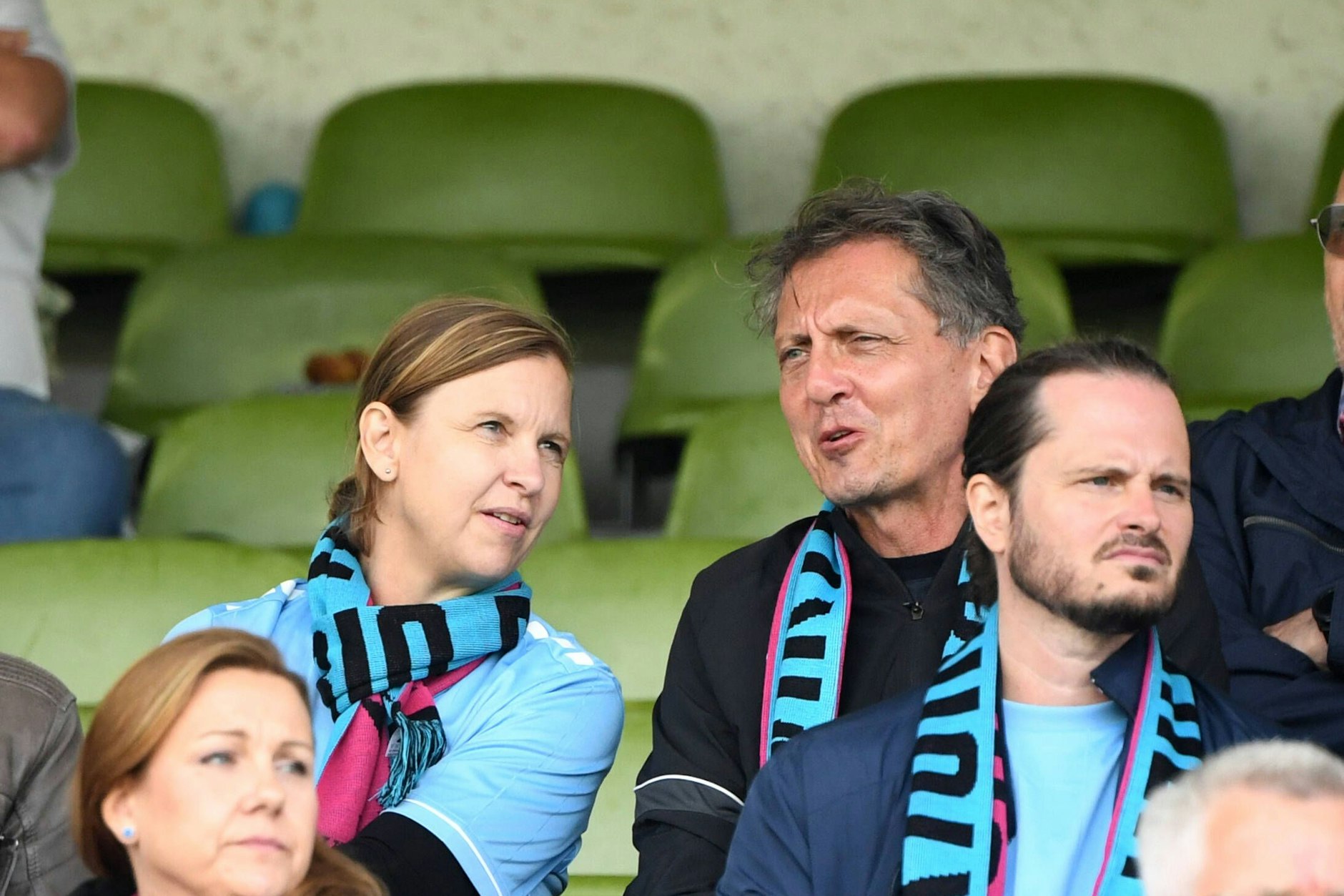 Tanja Wielgoß sitzt mit Christian Gaebler (r.), Senator für Stadtentwicklung, Bauen und Wohnen, auf der Tribüne im Stadion Lichterfelde.