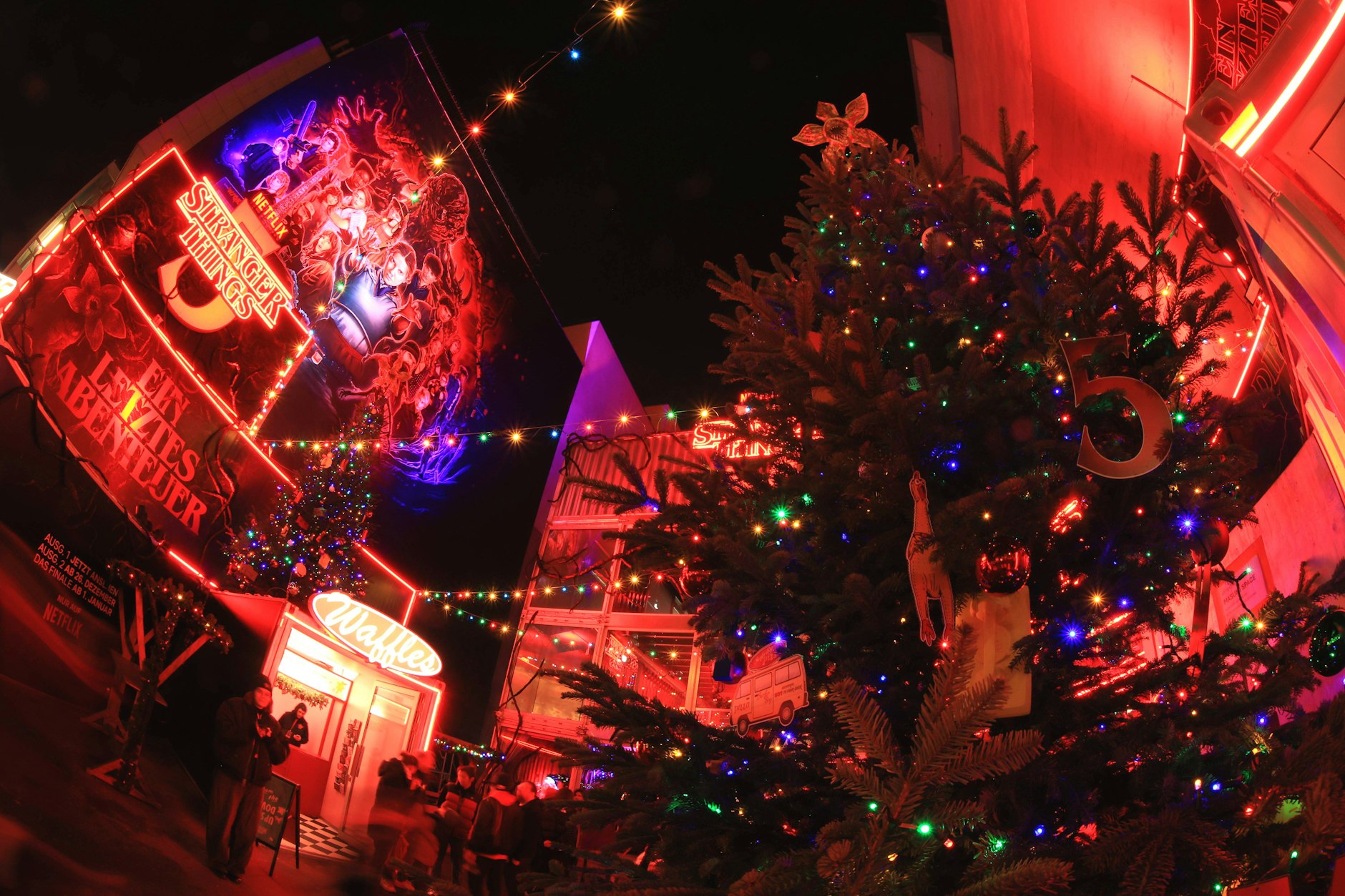 Der Hawkins Christmas Market am Ku’damm zieht täglich lange Schlangen an – viele Besucher wollen vor allem die begehrten Glühweintassen mitnehmen.