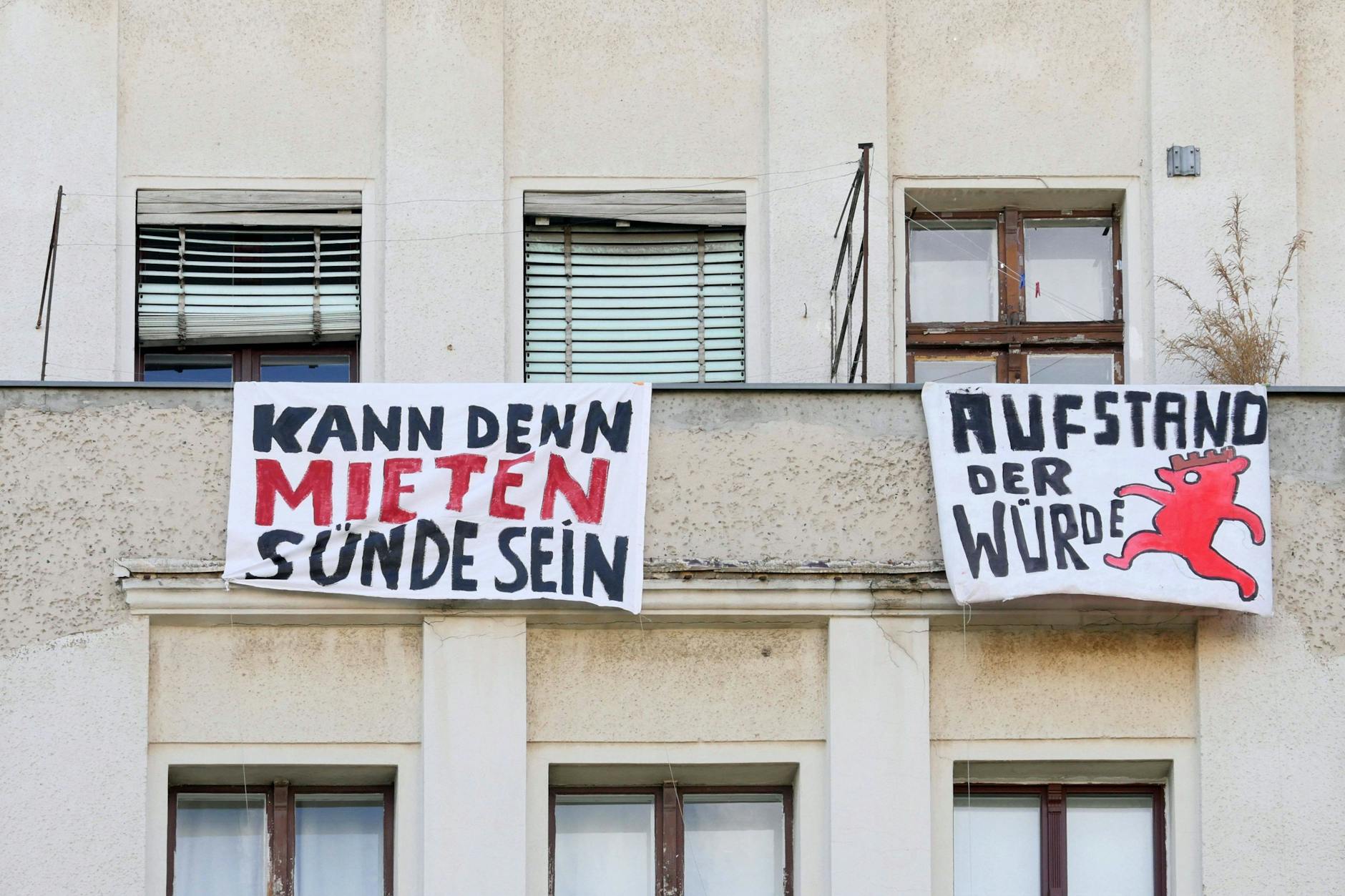In Berlin steigen die Mieten in galaktische Höhen. Dem will die Linkspartei nun endgültig einen Riegel vorschieben und plädiert einmal mehr für die Enteignung großer Wohnungsunternehmen.