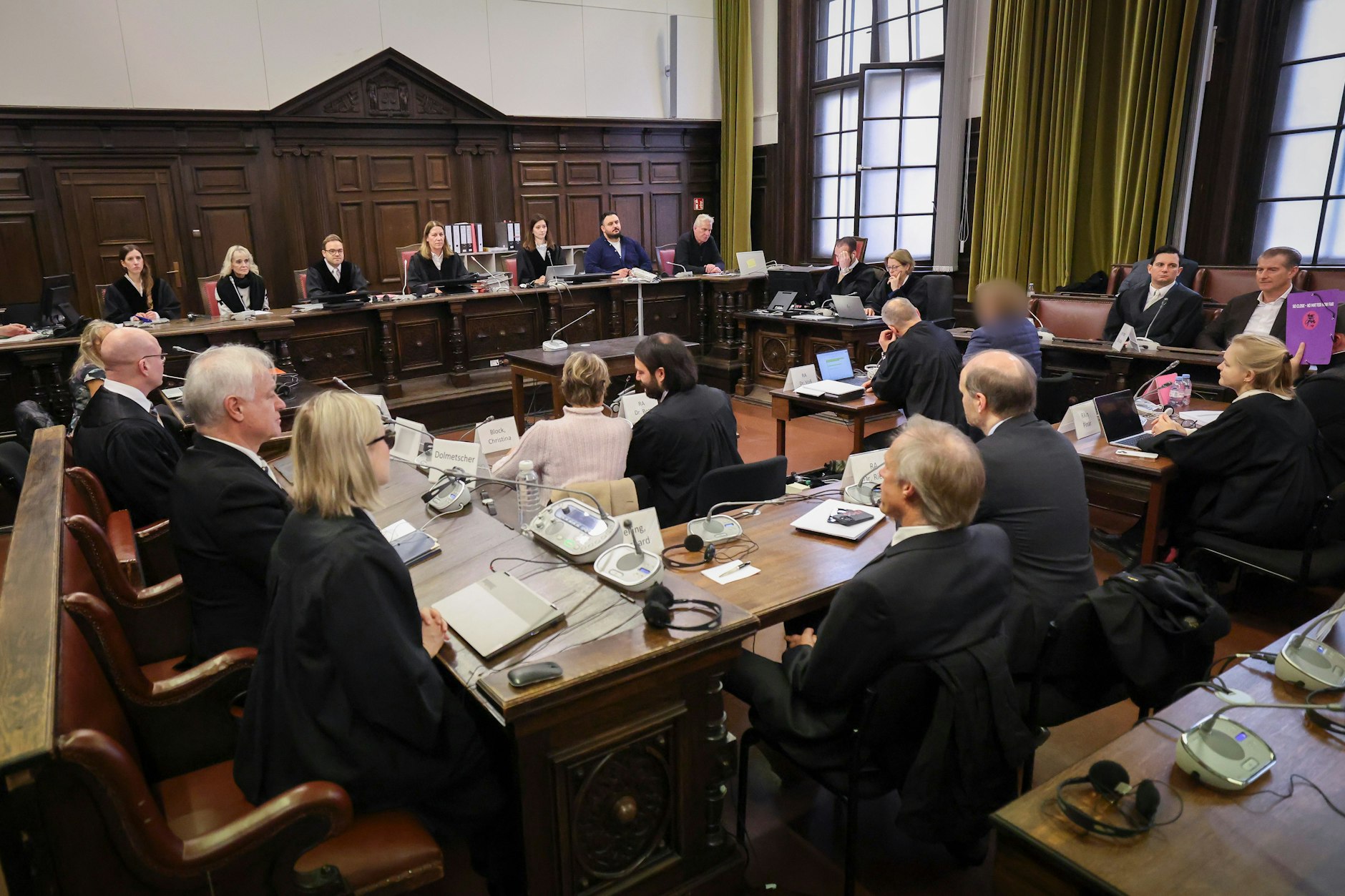 Der 25. Prozesstag im Fall Block. In der Mitte links sitzt Christina Block neben ihrem Anwalt Ingo Bott, rechts daneben Stephan Hensel mit seinem Anwalt Philip von der Meden.