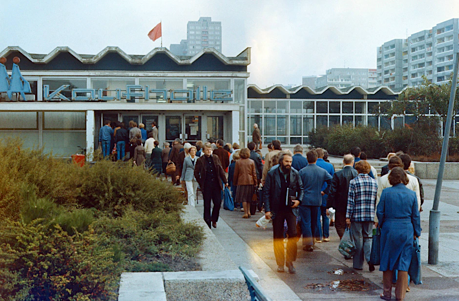 1985: eine Menschenschlange vor einer HO-Kaufhalle in Ost-Berlin. Gab es Zitronen?