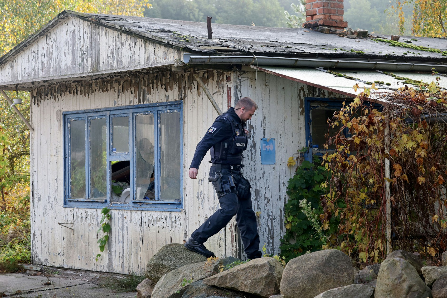 Nach Fabians Verschwinden durchkämmten Beamte der Polizei mehrere Grundstücke auf der Suche nach dem Jungen. die Leiche des Achtjährigen wurde erst nach vier Tagen an einem Tümpel entdeckt.
