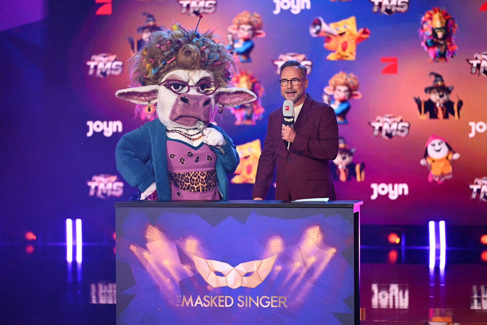 Muuhnika auf der Bühne von Masked Singer, zusammen mit Matthias Opdenhövel.