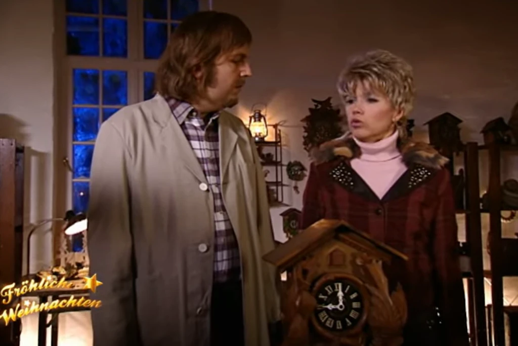 In einem anderen Sketch mit Inka Pallaske und Rico Brömseklöten geht es um handgermachte Uhu-Uhren aus dem Erzgebirge.