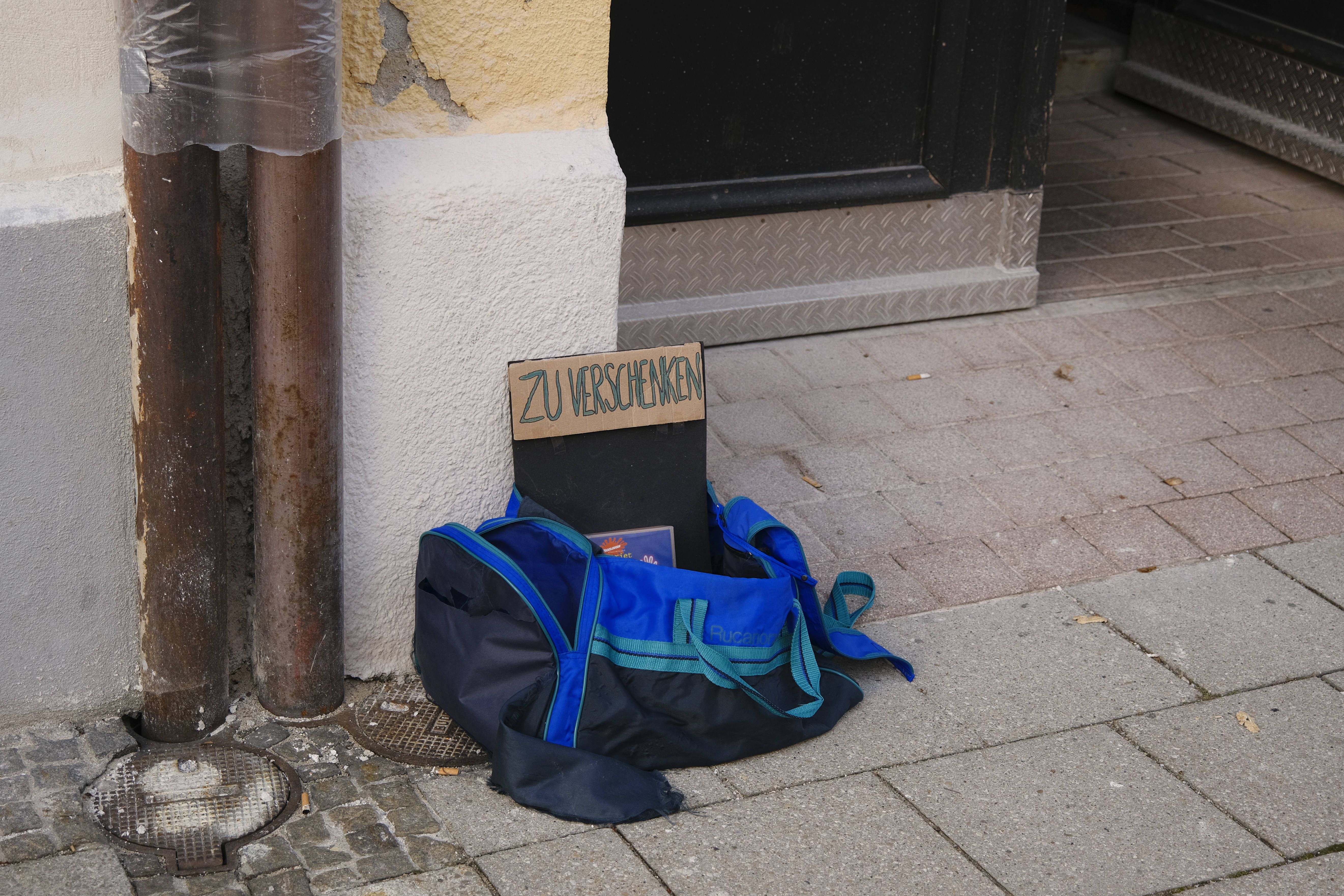 Image - Sperrmüll oder Geschenk? Warum das Abstellen von Kisten vor die Haustür illegal ist