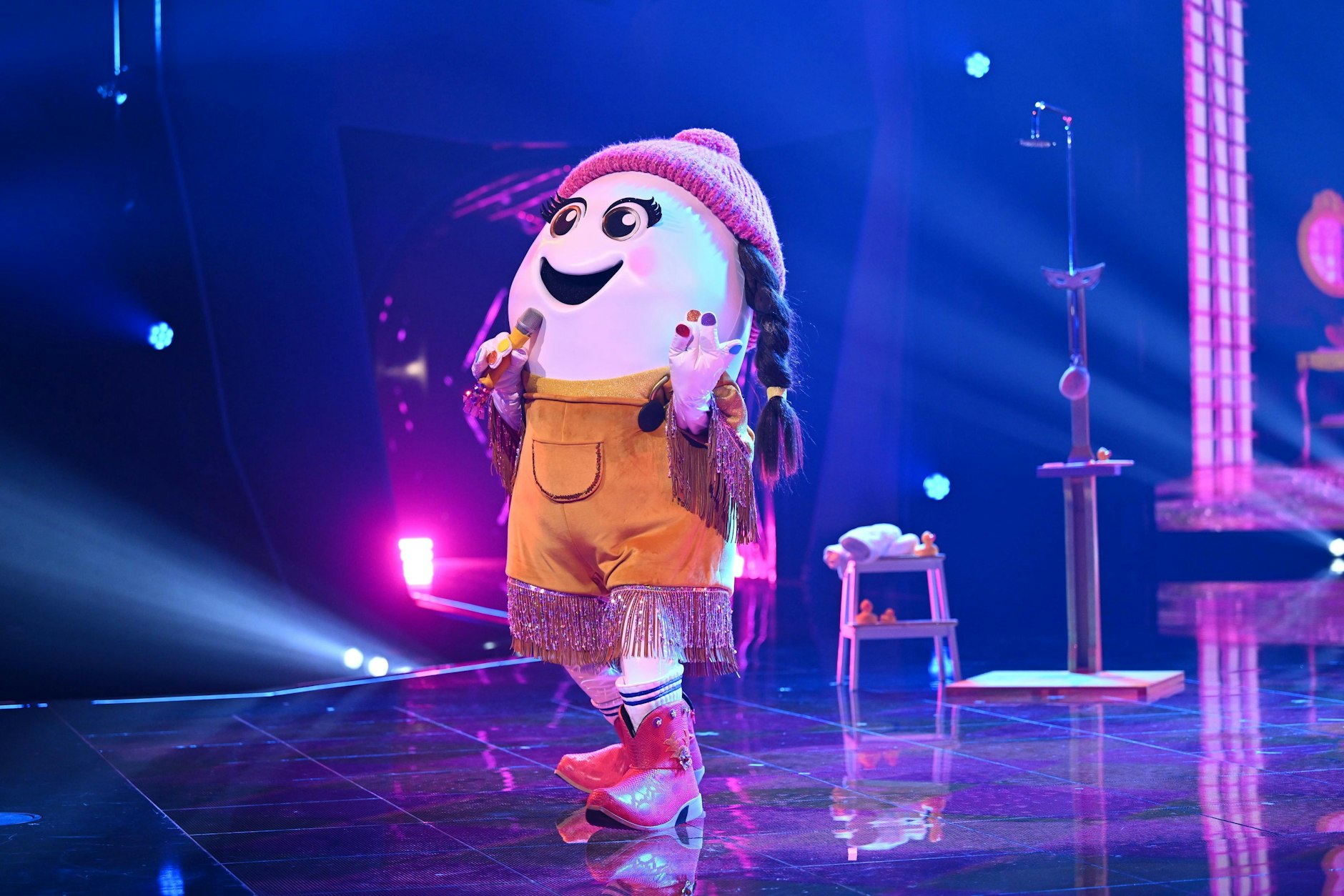 Sie bringt Partystimmung auf die Bühne von „Masked Singer“: Im Ei Eggi steckt angeblich Collien Fernandes.