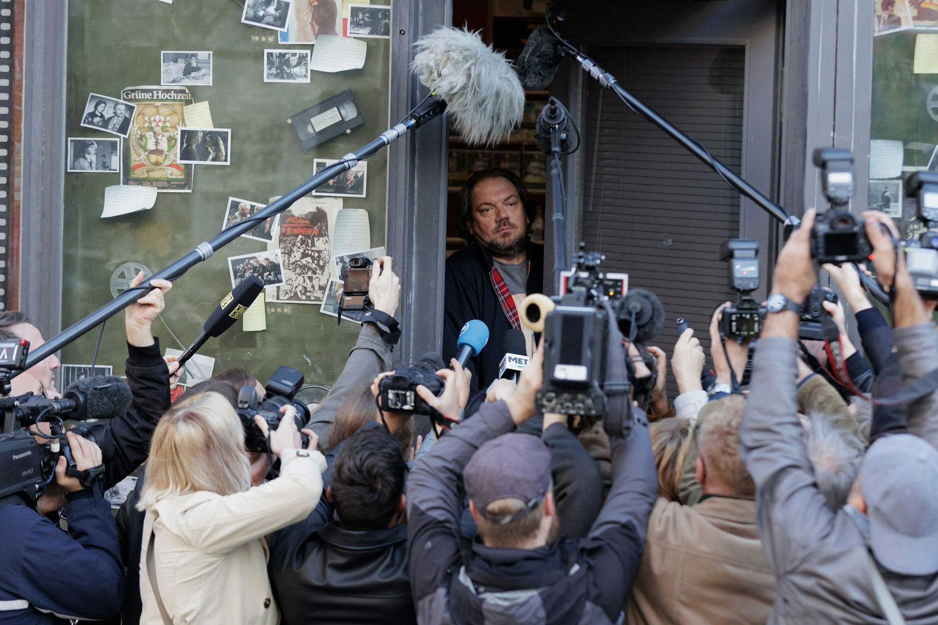 Charly Hübner spielt Micha Hartung, einen Videothekenbesitzer, der Jahrzehnte nach der Wende plötzlich zum DDR-Helden wird. Am Donnerstag startet der Film „Der Held vom Bahnhof Friedrichstraße“.