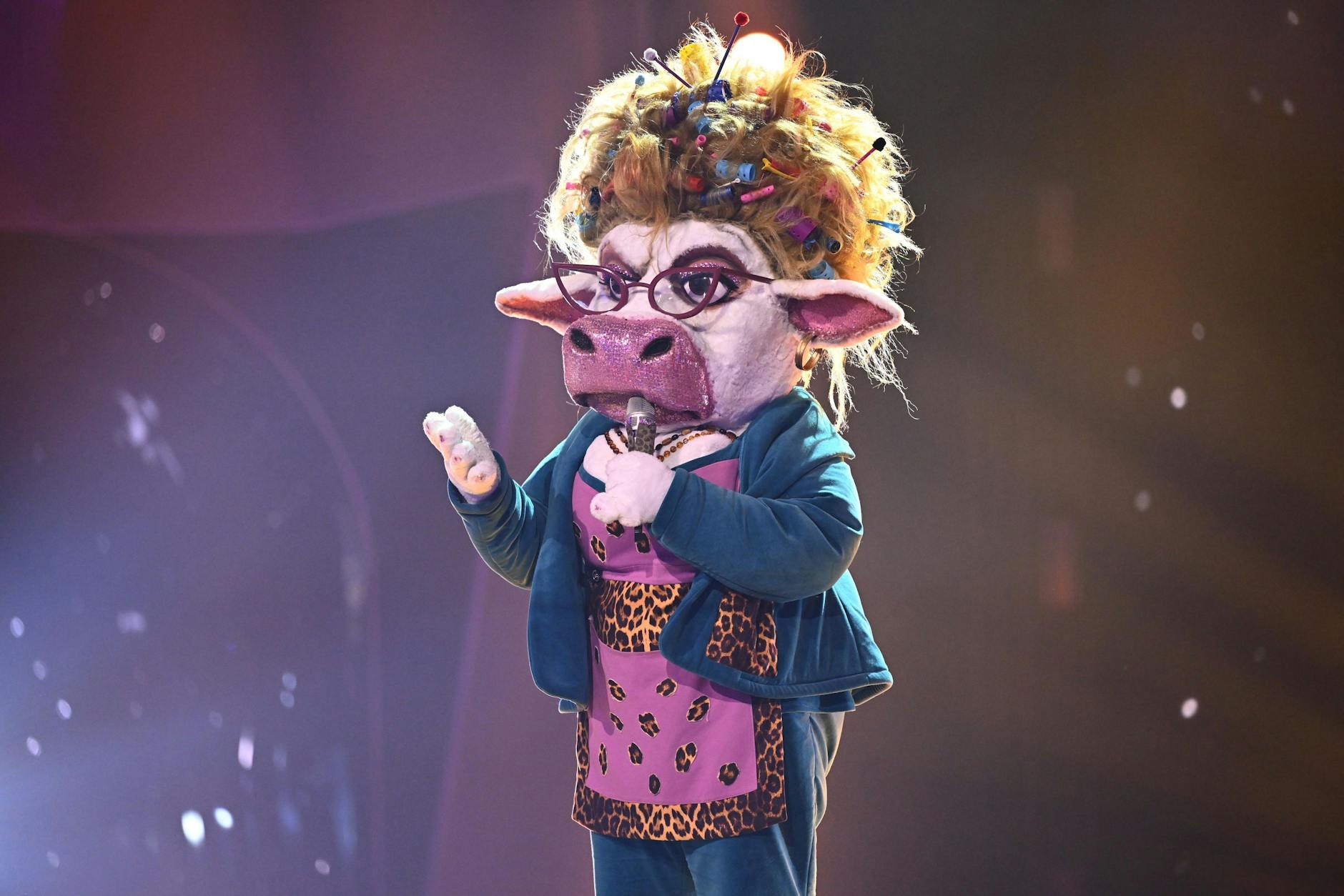 Unter der Maske von Kuh Muuhnika bei „Masked Singer“ soll angeblich Komikerin Meltem Kaptan stecken.