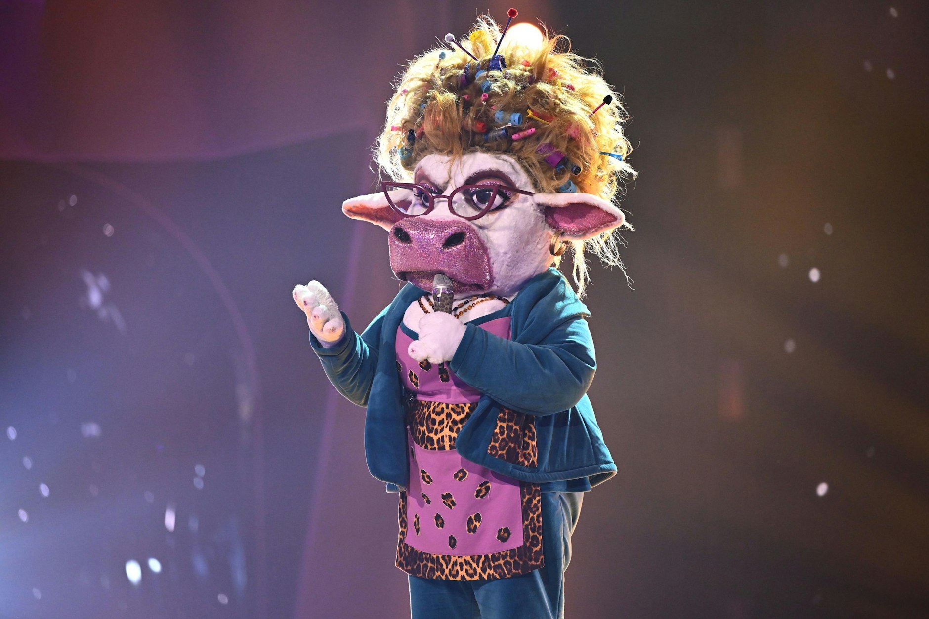 Unter der Maske von Kuh Muuhnika bei „Masked Singer“ soll angeblich Komikerin Meltem Kaptan stecken.