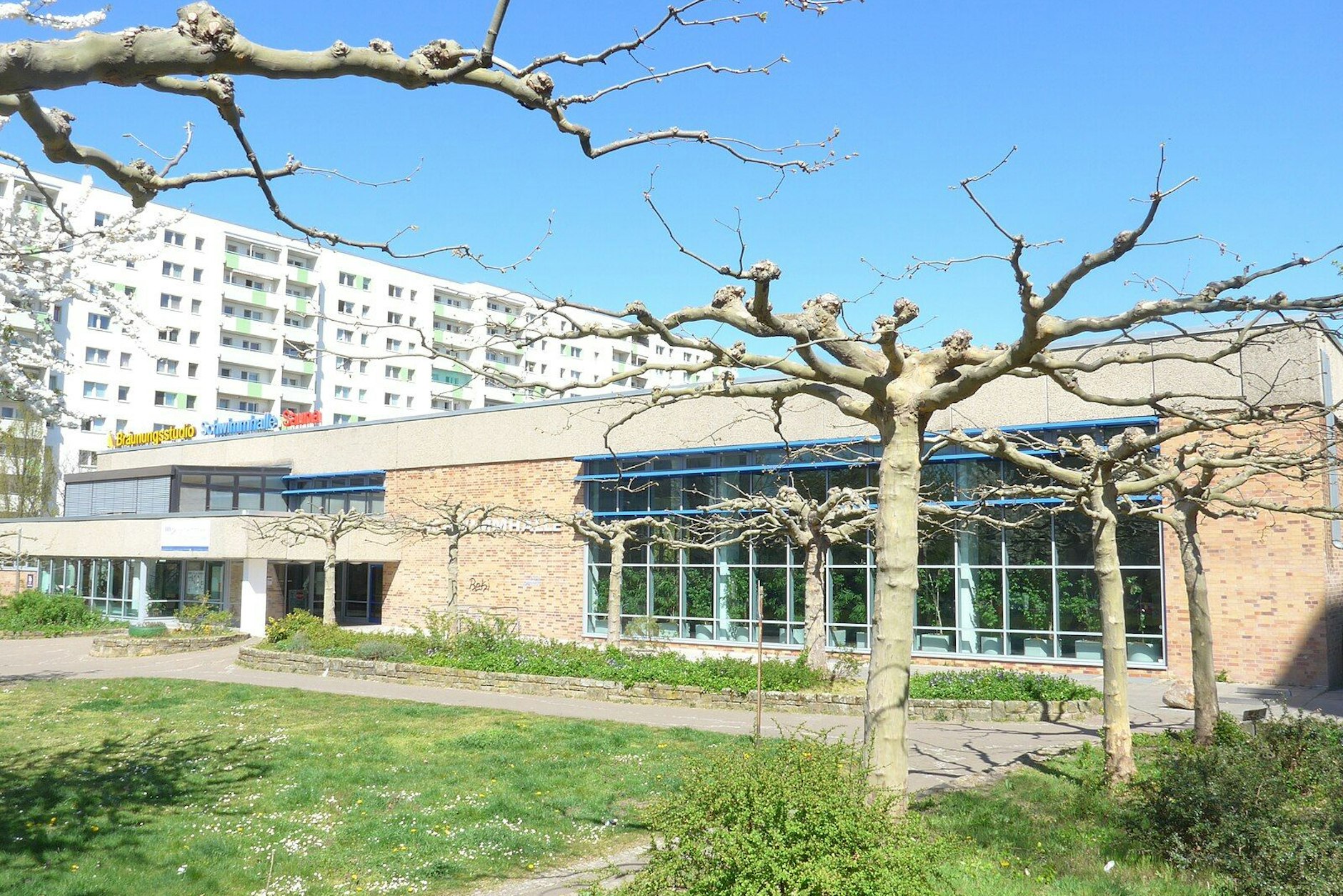 Die Schwimmhalle in der Zingster Straße war die erste im damaligen Stadtbezirk Hohenschönhausen.