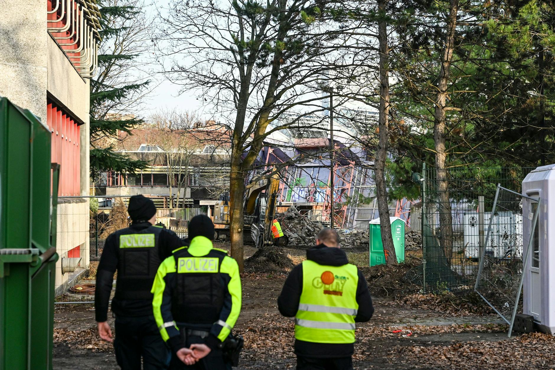Ende November wurde sogar die Polizei gerufen, als ohne Vorankündigung die Abrissarbeiten am SEZ begannen.