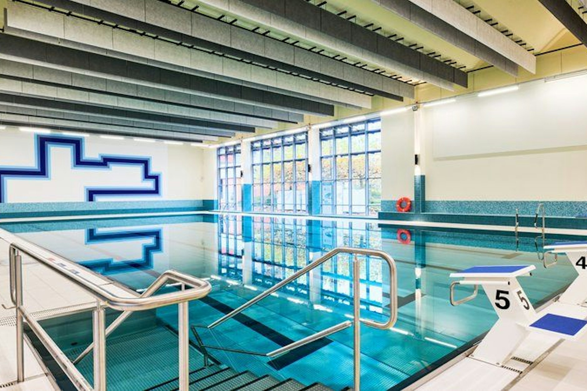 Die Schwimmhalle Zingster Straße: So sieht das Ersatzkunstwerk an der Wand aus.