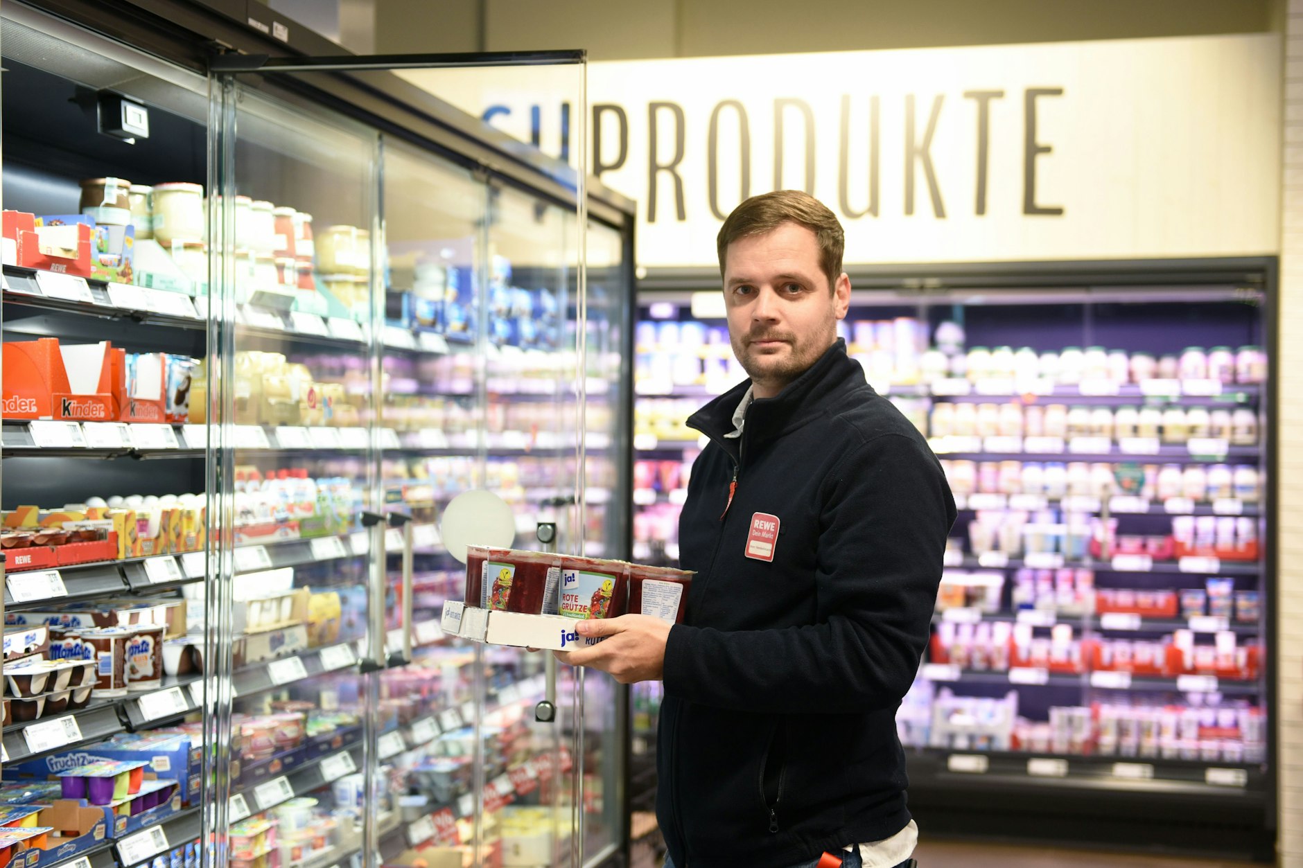 Dennis Henkelmann in seinem Rewe-Markt, den er an dieser Stelle seit 2023 betreibt