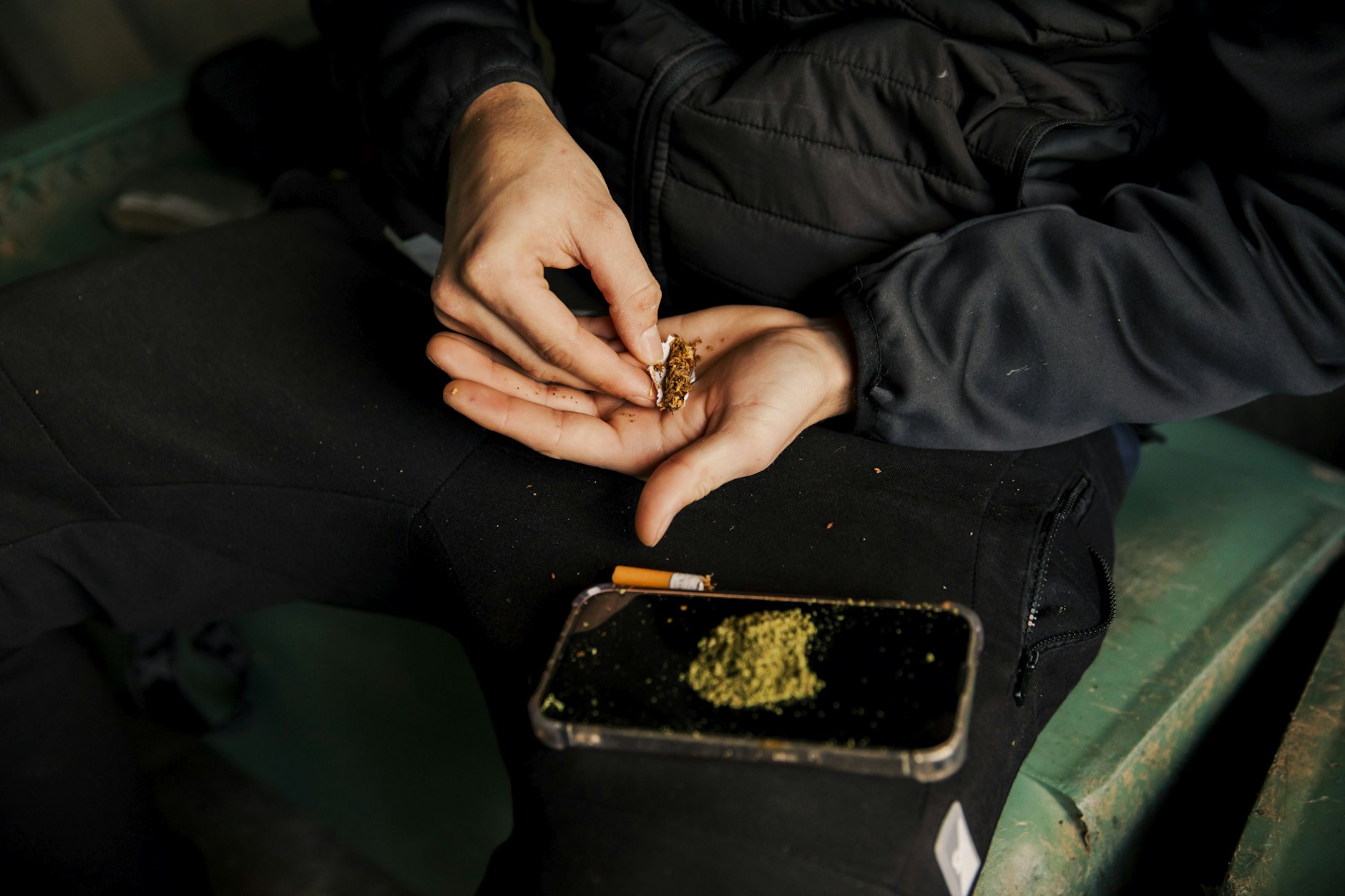 Seit April 2024 ist in Deutschland außerhalb der Wohnung das Mitführen von bis zu 25 Gramm Cannabis erlaubt.