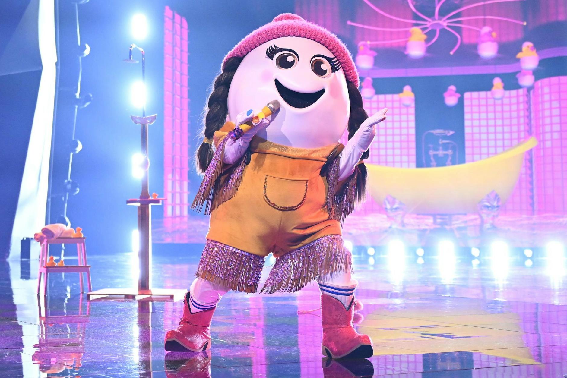 Wer ist das Ei Eggi bei „Masked Singer“? Die Vermutungen wechseln wöchentlich: Mal soll es Collien Fernandes sein, mal steckt angeblich Amira Aly unter der Maske.