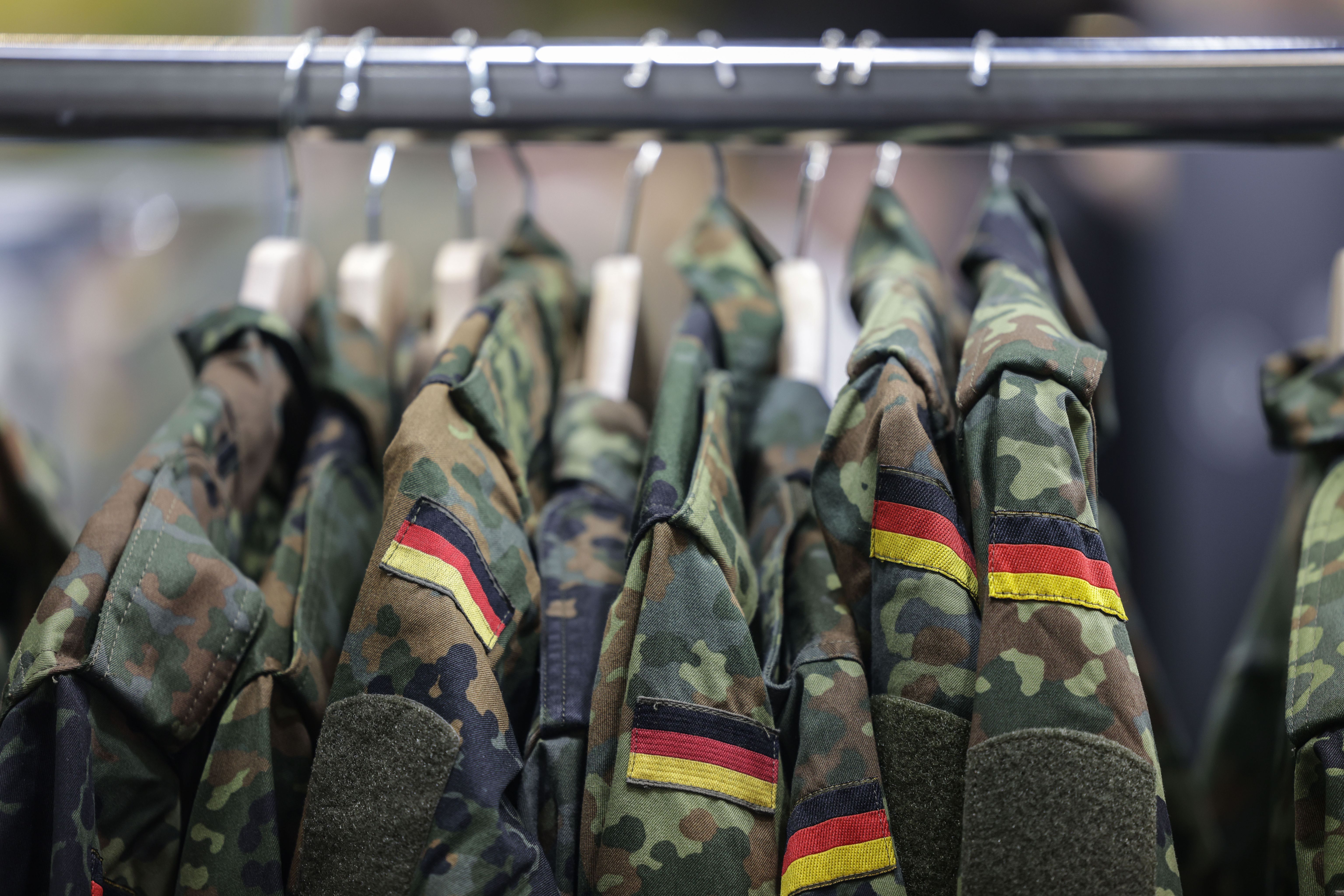 Zivile Bundeswehrmitarbeiter und Beamte bekommen Schussweste und Helm
