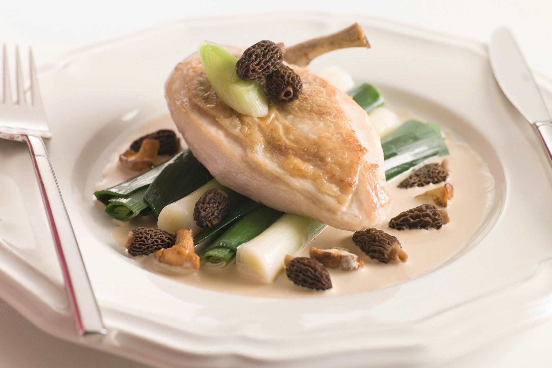 Paul Bocuse würd’s gefallen: Hähnchenbrust mit Morcheln, Lauch und Sahne