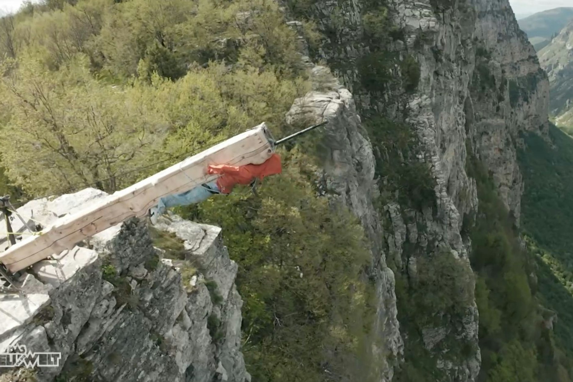 Die Vikos-Schlucht in Griechenland ist mit 1000 Metern die tiefste Schlucht der Welt.