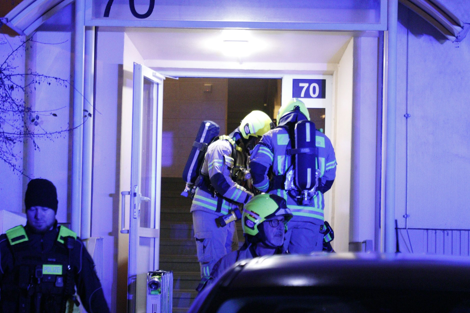 Die Berliner Feuerwehr wurde gegen 23.50 Uhr zu einem Küchenbrand in der Wartiner Straße in Neu-Hohenschönhausen alarmiert.