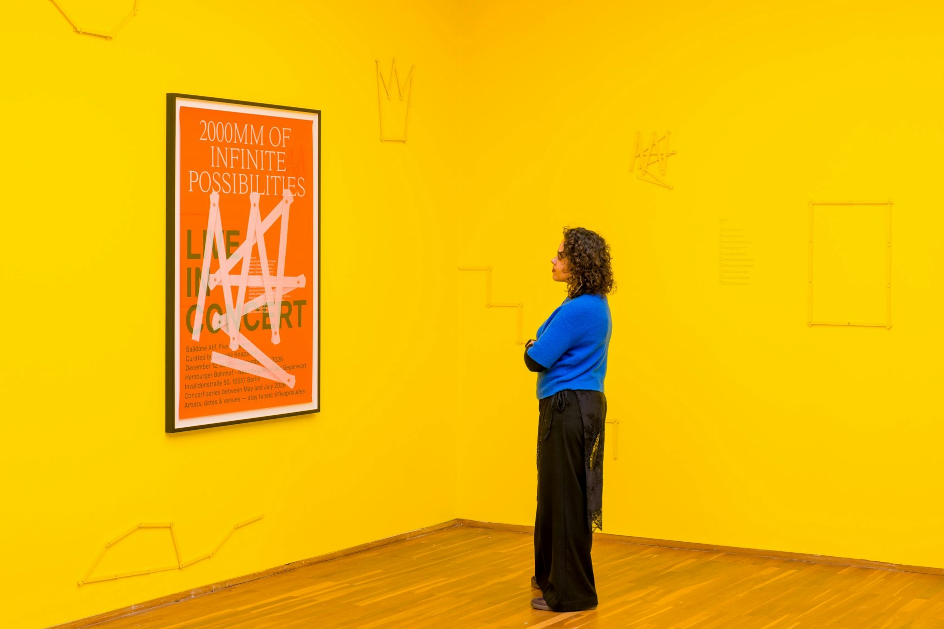 Lichtgelber Raum im Hamburger Bahnhof mit Details zu Saâdane Afifs „Five Preludes“