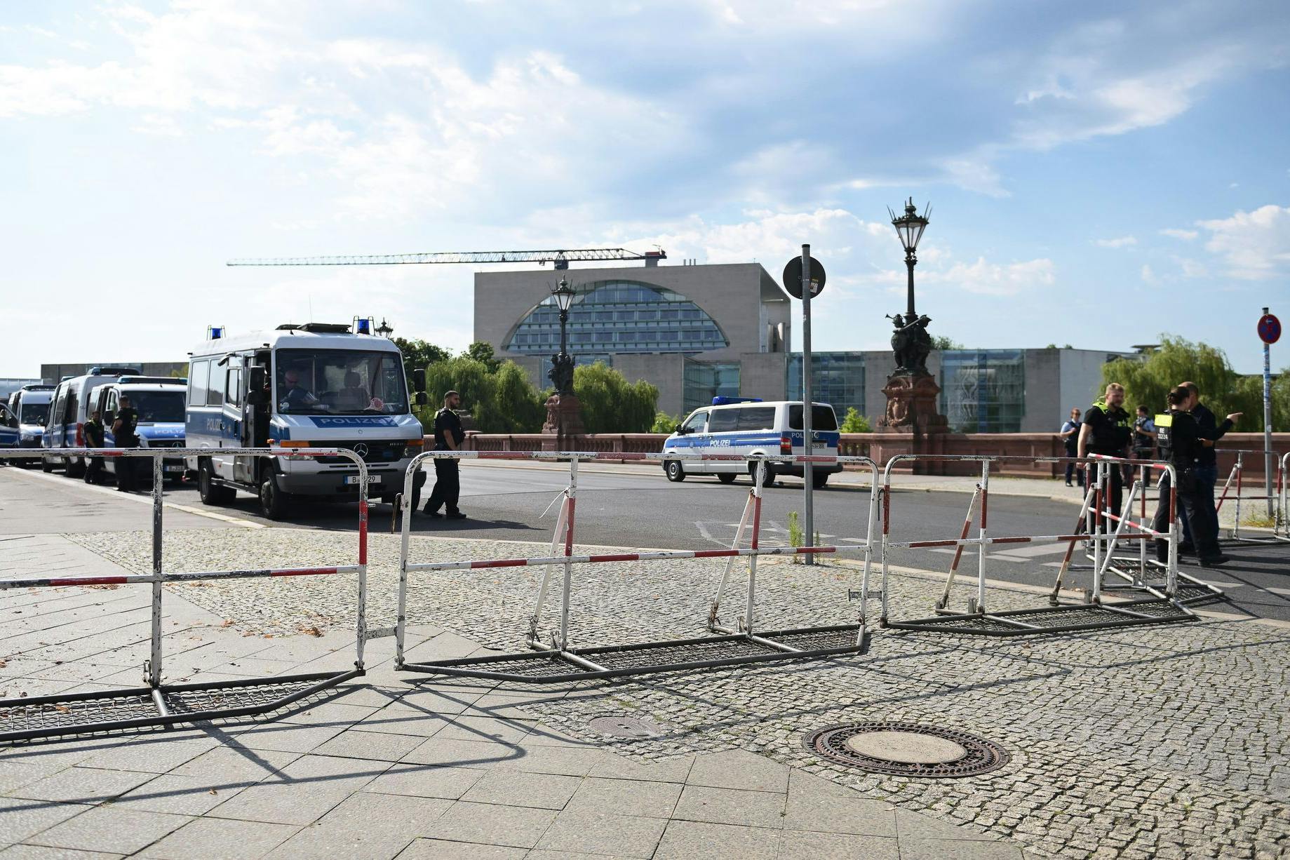 Einsatzkräfte der Polizei sichern die Umgebung des Kanzleramts beim Selenskyj-Besuch im Mai.