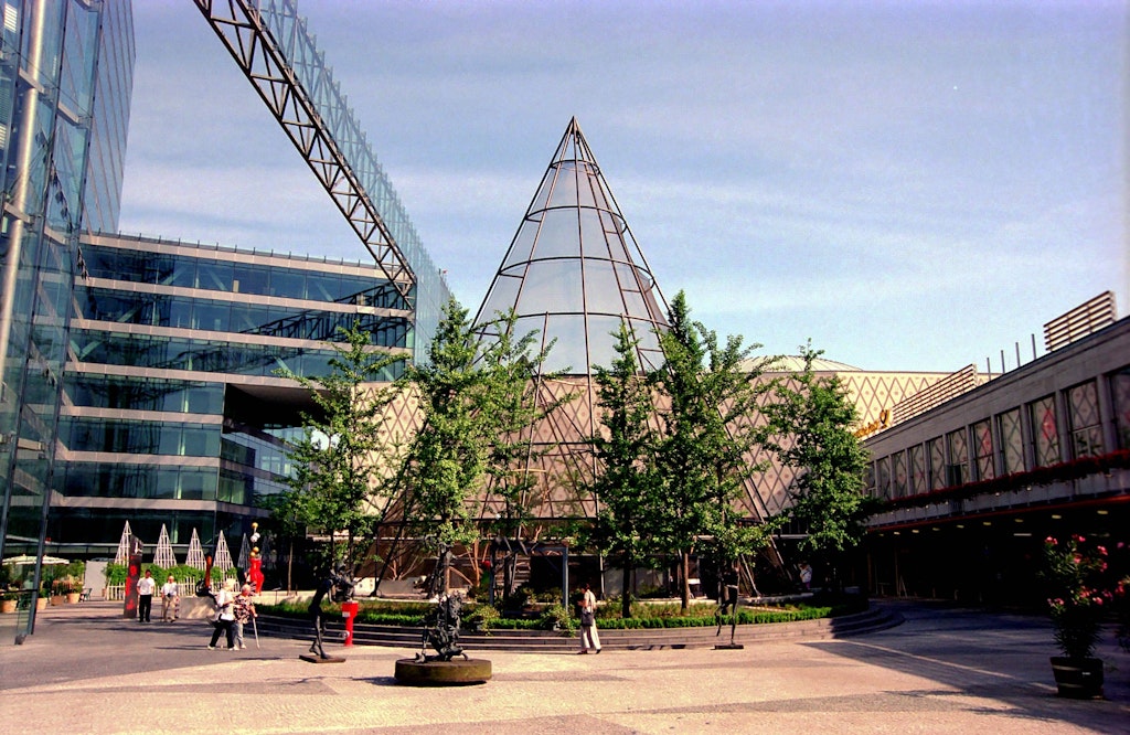 Volieren-weg-Am-Kranzler-Eck-verstummt-ein-St-ck-City-West-Geschichte